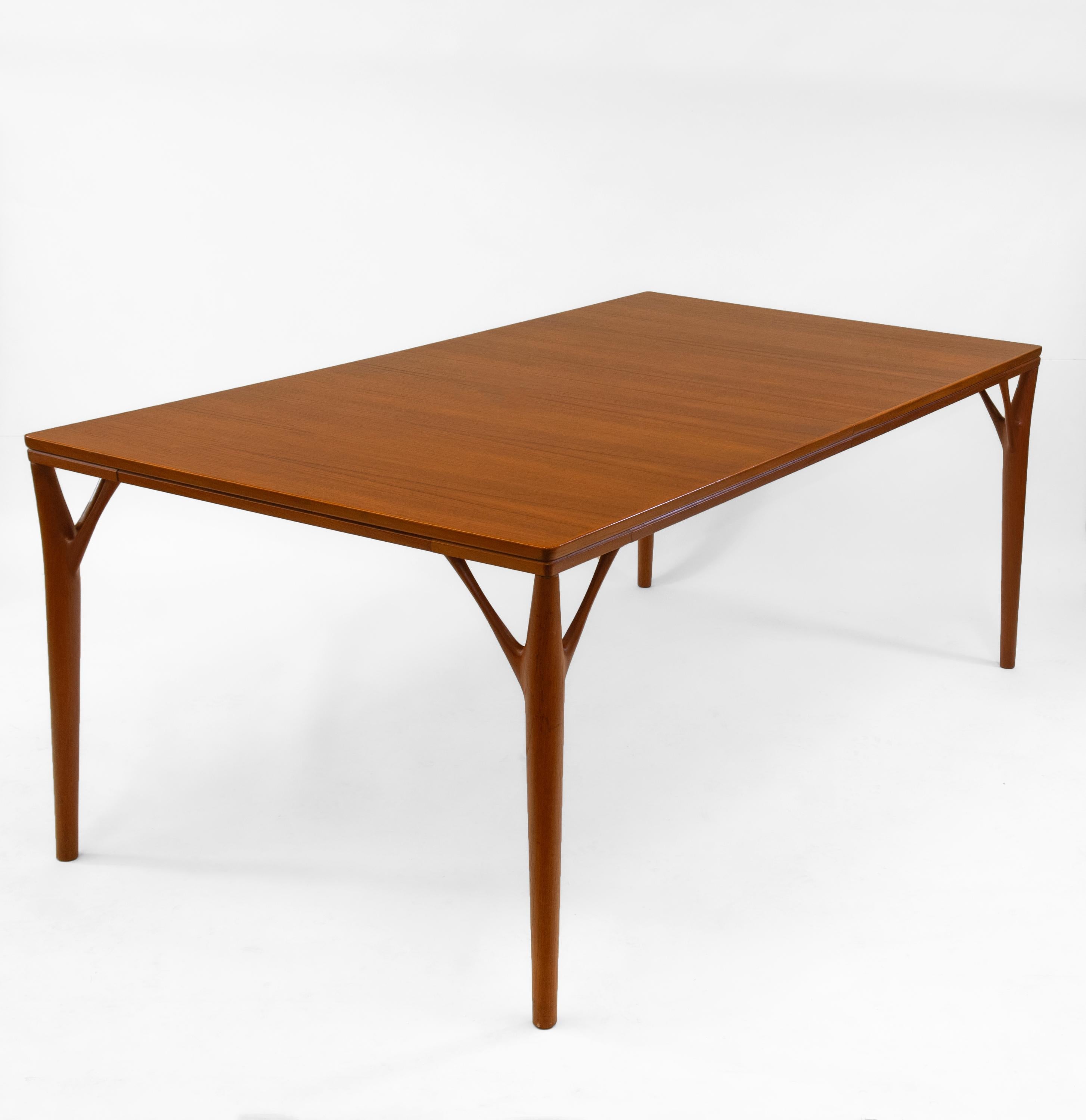 Danish Teak ‘Tree Leg’ Mid Century Extending Large Dining Table By H Sigh & Sons For Sale 2