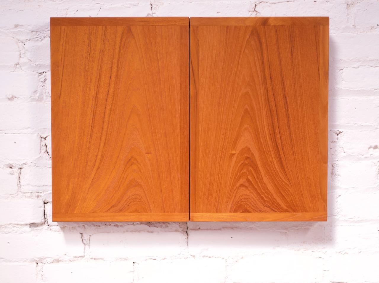Folding triptych tabletop or wall-mounted mirror crafted in teak designed by Kai Kristiansen for Aksel Kjersgaard (circa 1960s, Denmark) composed of three hinged-sections (the two end sections can fold in partially or fully). Equipped with brackets,