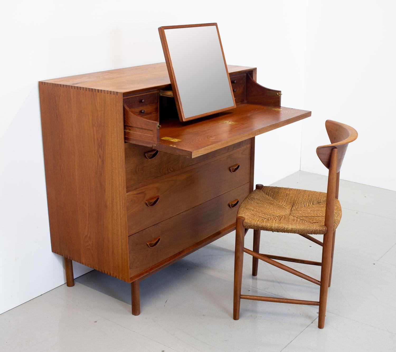 A lovely example of a Soborg model 307 vanity chest designed by Peter Hvidt and Orla Mølgaard Nielsen in the 1956. This beautiful piece is incredibly well made using solid teak with carved handles and on this particular model the top drawer front