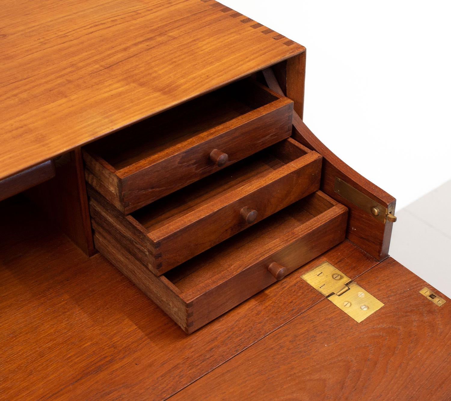 Danish Teak Vanity Chest by Peter Hvidt and Orla Mølgaard-Nielsen for Soborg In Good Condition For Sale In Southampton, GB