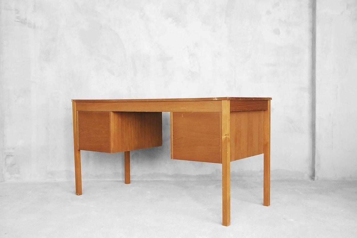 Danish Teak Veneer Desk with Drawers from Domino Møbler, 1960s In Good Condition In Warsaw, PL