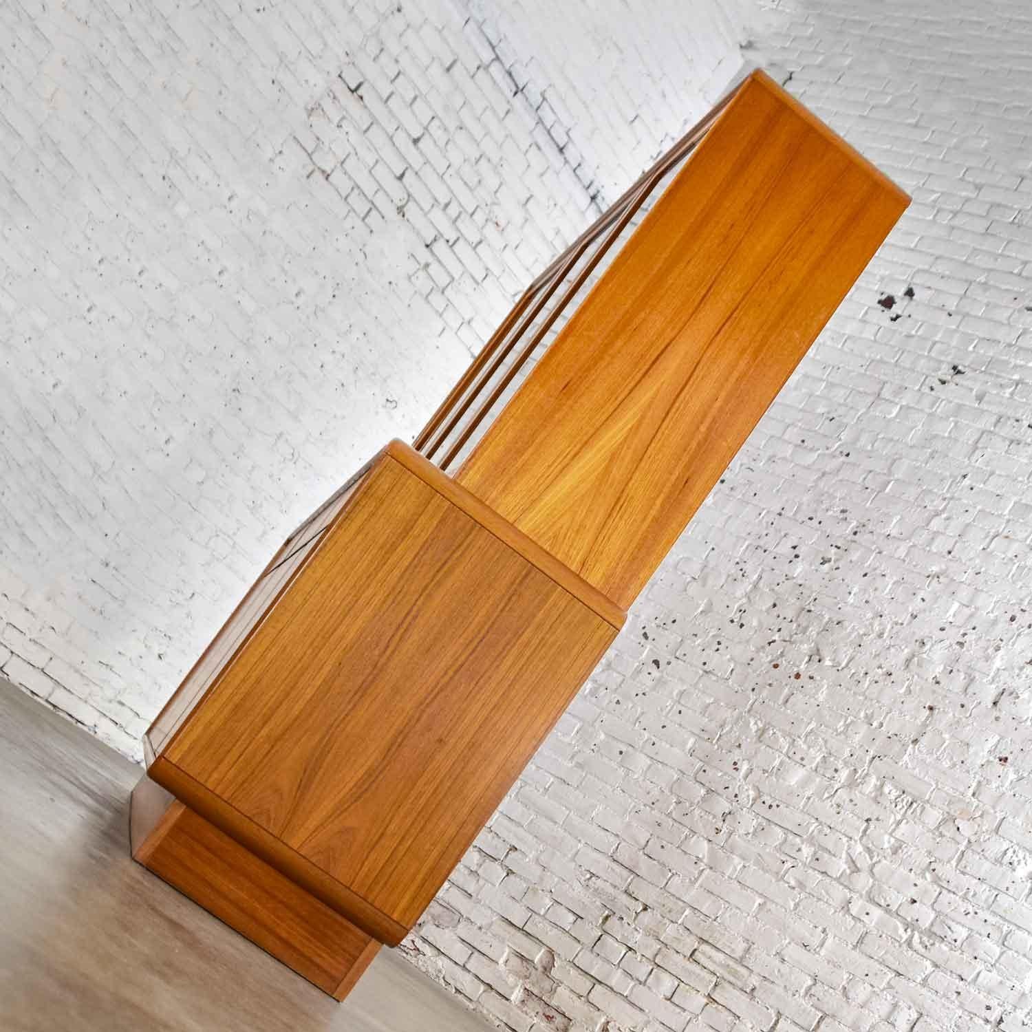 Danish Teak Veneer Midcentury Scandinavian Modern Two-Piece China Hutch Buffet In Good Condition In Topeka, KS