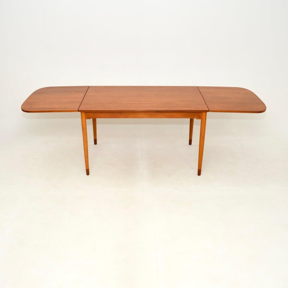 Une superbe et rare table de salle à manger vintage en teck danois à feuilles tombantes par Borge Mogensen. Fabriqué au Danemark par Soborg Mobelfabrik, il date des années 1960.

Le design est fantastique, avec deux grands abattants qui, une fois