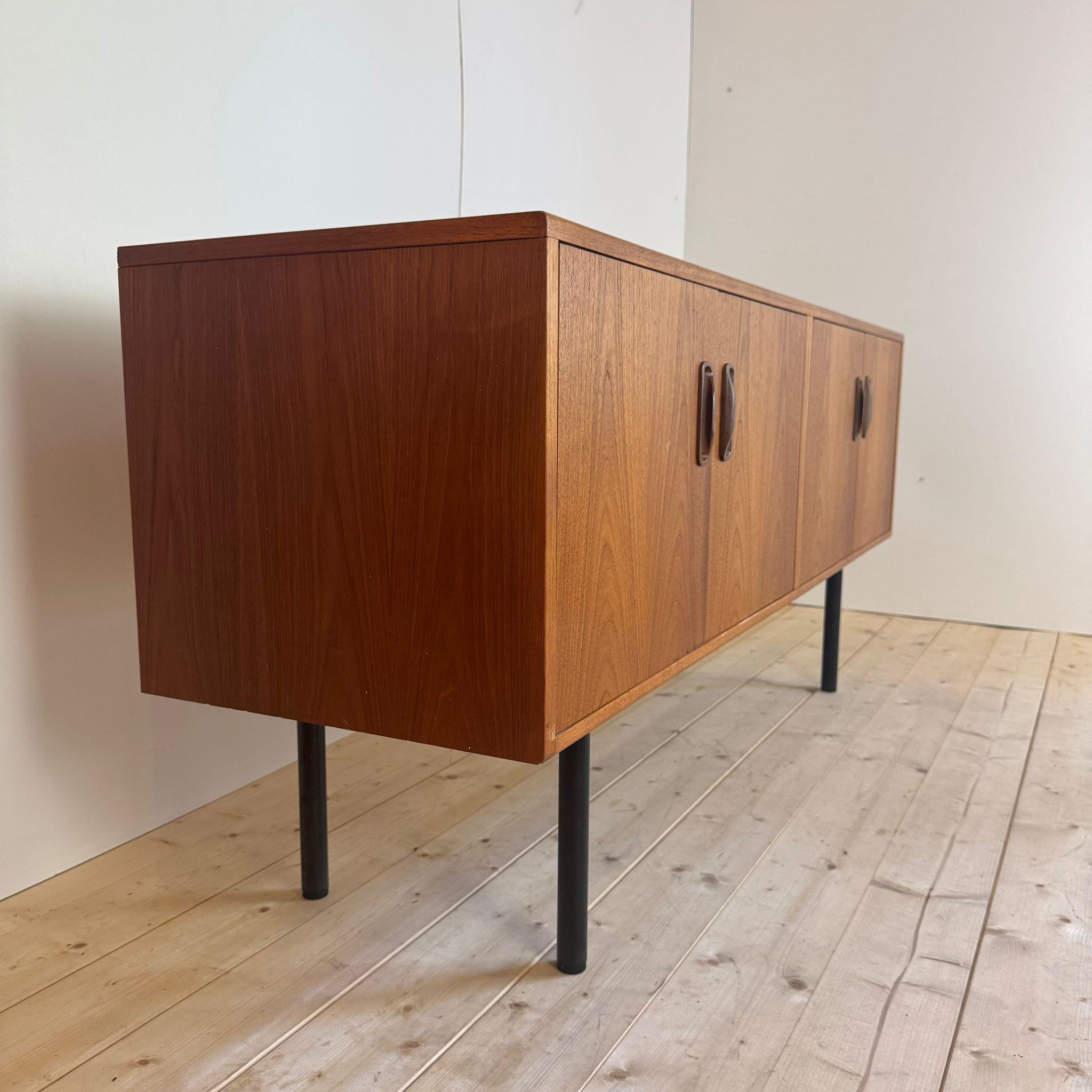 Dänisches Sideboard aus Teakholz im Vintage-Stil (Moderne der Mitte des Jahrhunderts) im Angebot