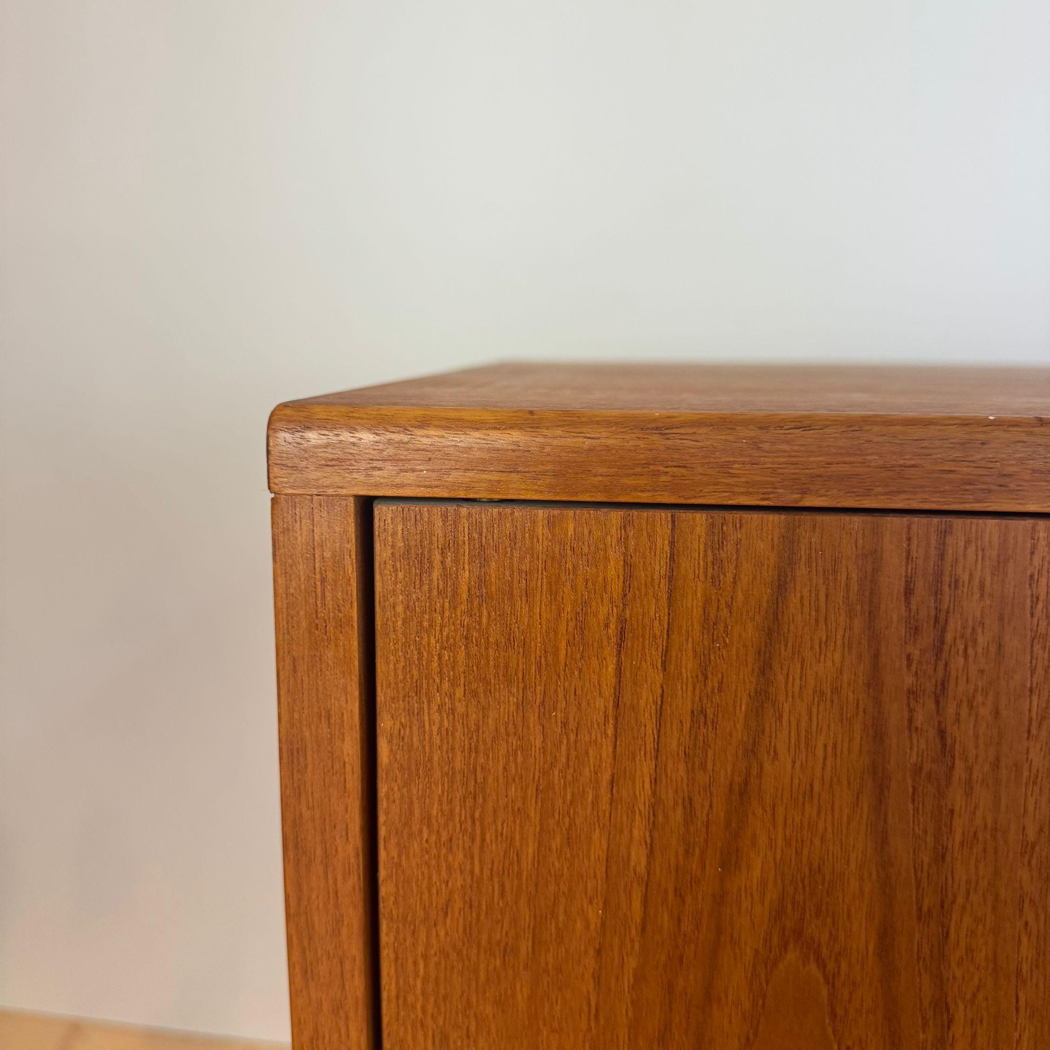 Dänisches Sideboard aus Teakholz im Vintage-Stil im Zustand „Gut“ im Angebot in Torino, IT