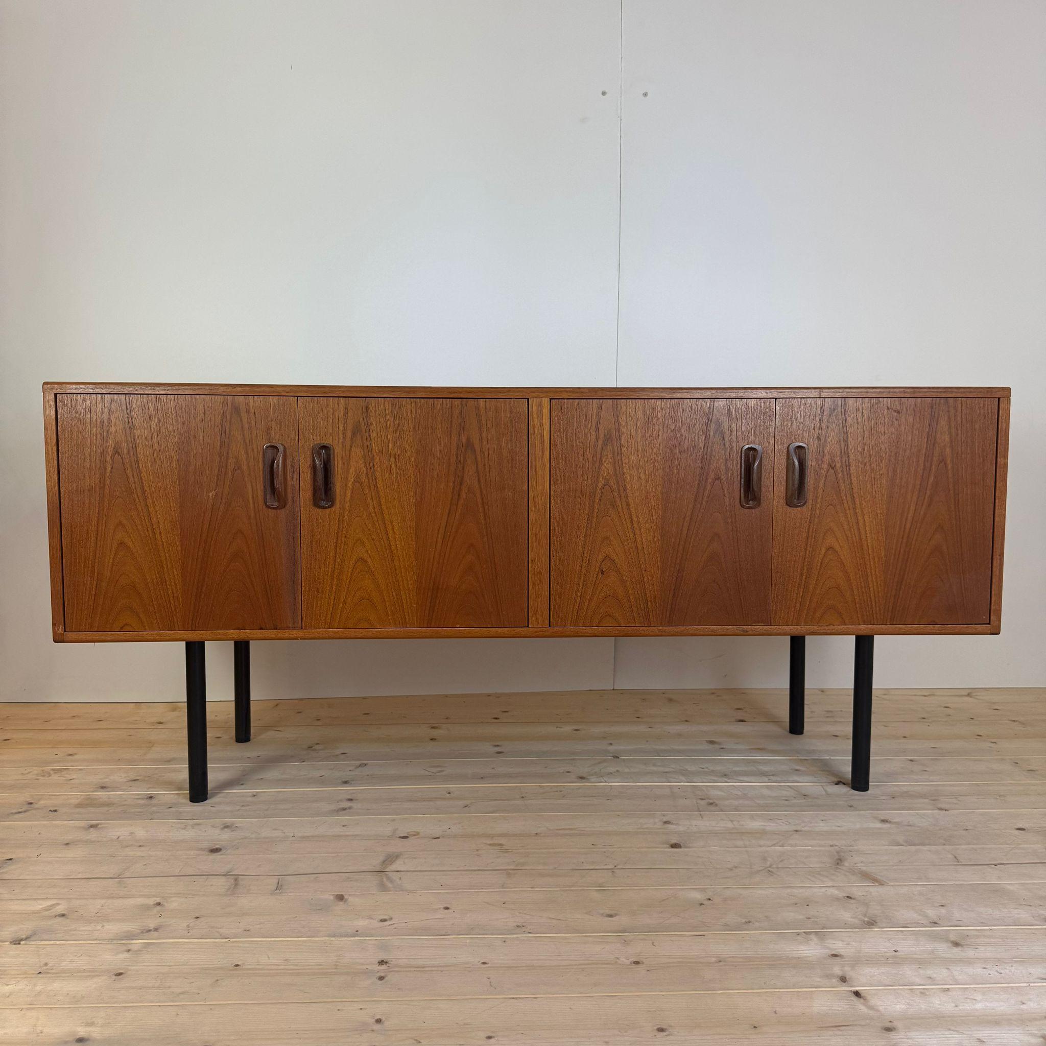 Dänisches Sideboard aus Teakholz im Vintage-Stil (Mid-20th Century) im Angebot