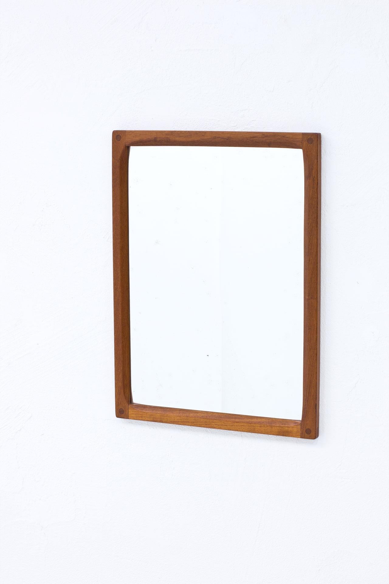 Rectangular wall mirror N° 164 designed by Kai Kristiansen.
Manufactured in Denmark by Aksel Kjersgaard during the 1950s.
Solid teak frame with nice joinery details.