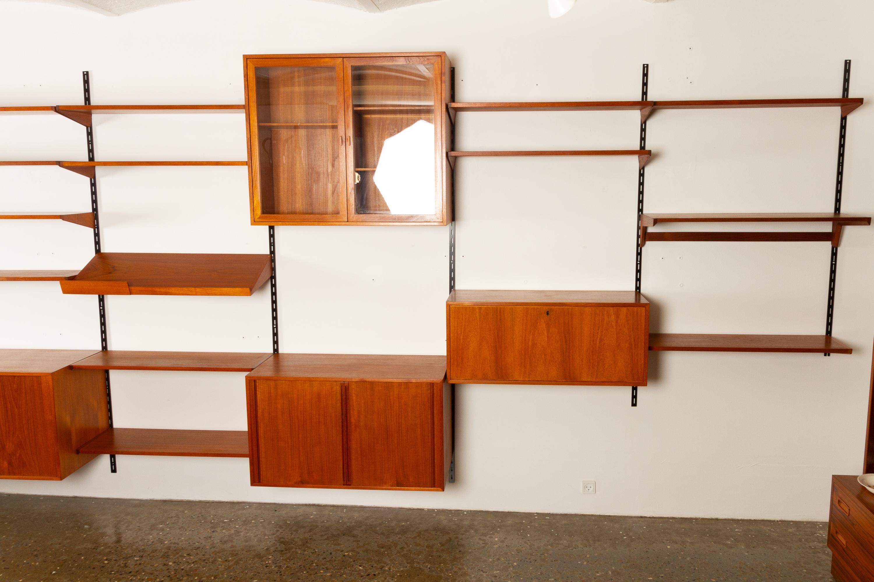 Danish teak wall unit by Kai Kristiansen for Feldballe Møbelfabrik, 1960s.
Large teak wall unit in teak with many cabinets and shelves. This is the well known model FM Reol from Danish manufacturer Feldballes Møbelfabrik danish by famous Danish
