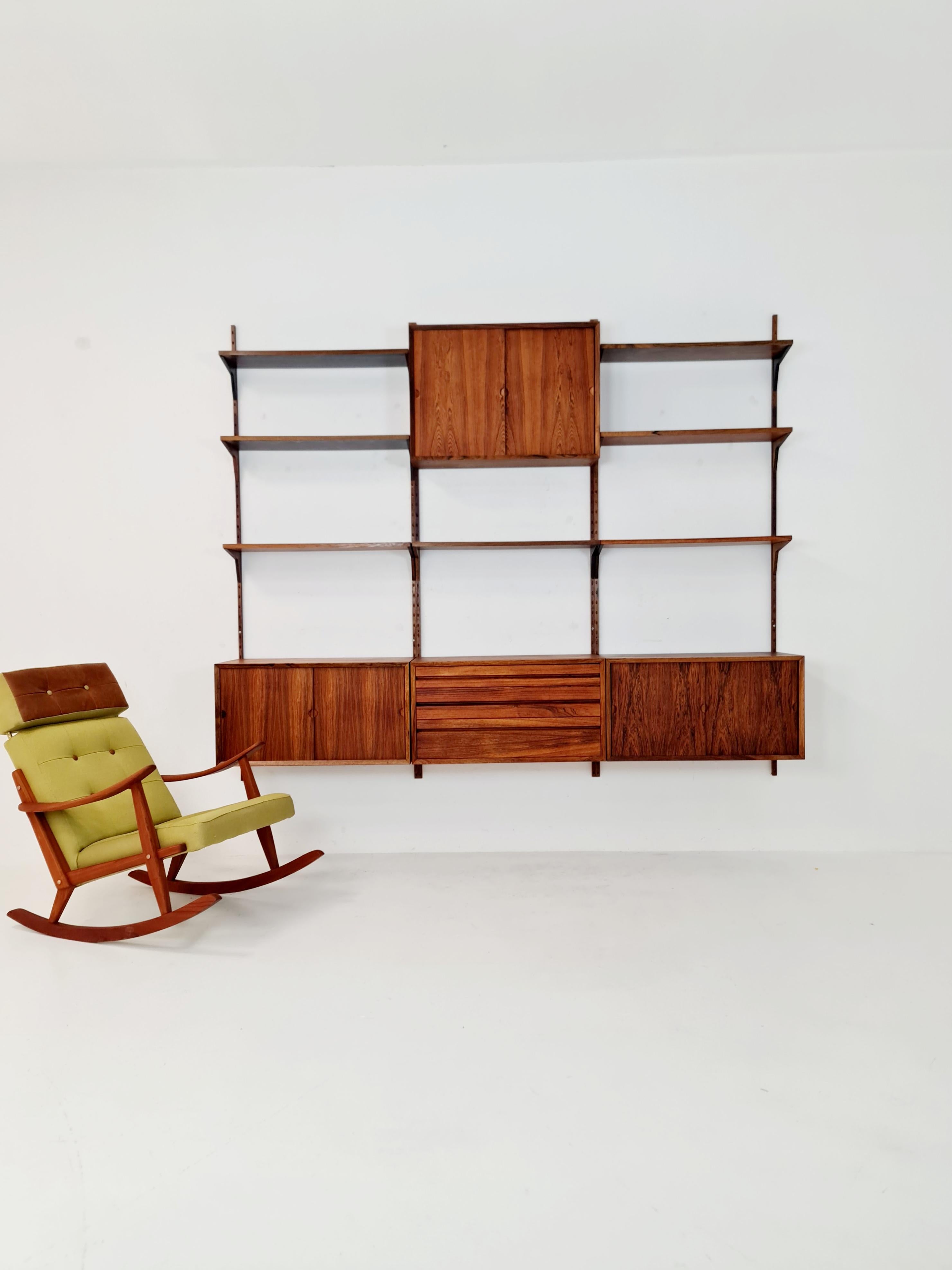 Big Mid century Danish Teak Wall Unit with 3 cabinets  par Poul Cadovius pour Cado, Danemark, années 1960

Design/One danois de Poul Cadovius

Année de conception : 1960s

Dimensions : :  22 ---- 38   D x 240 W x 204  H cm 

Il est en parfait état,