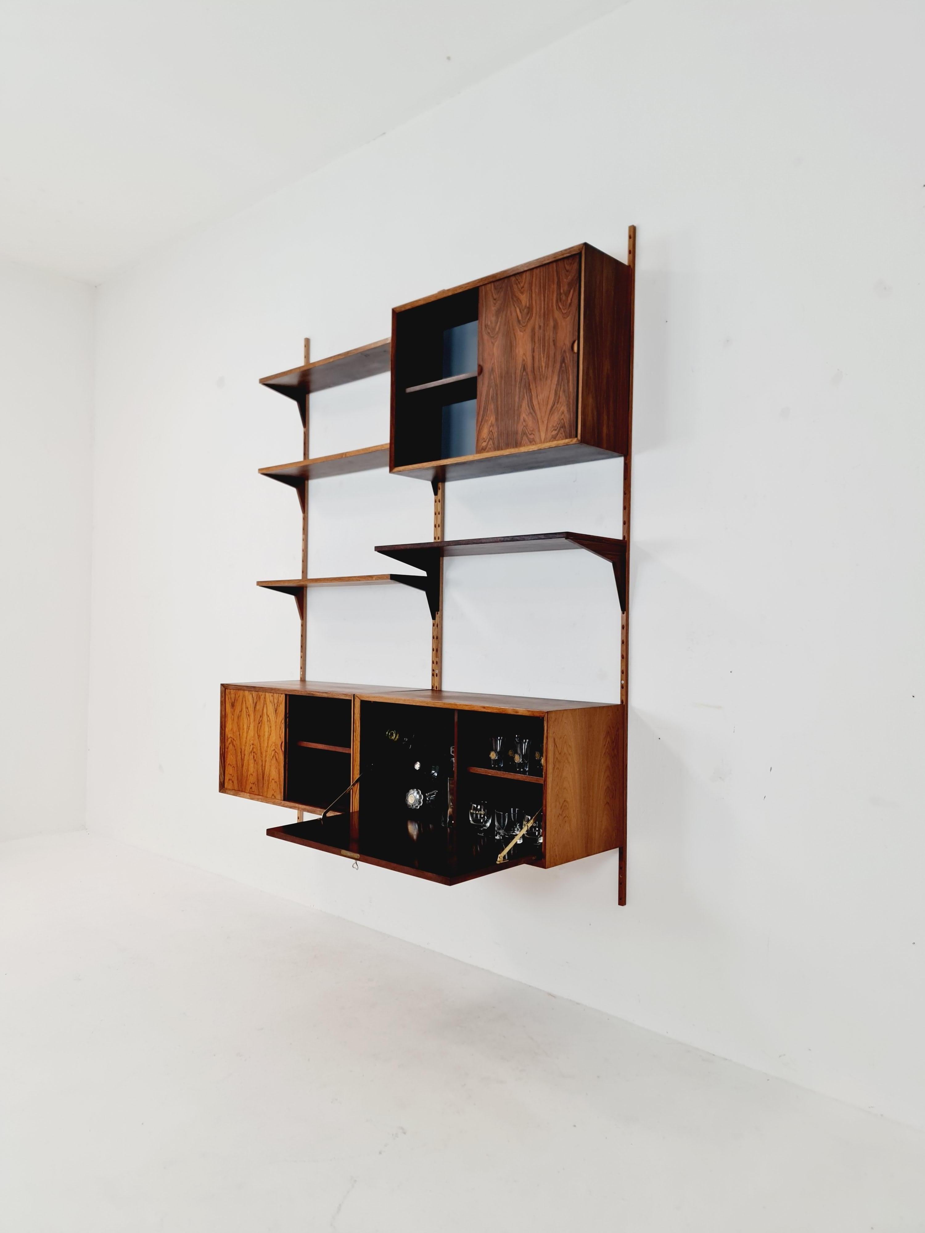 Mid-Century moderno Pensile danese in teak con mobile bar  di Poul Cadovius per Cado, Danimarca, 1960 in vendita