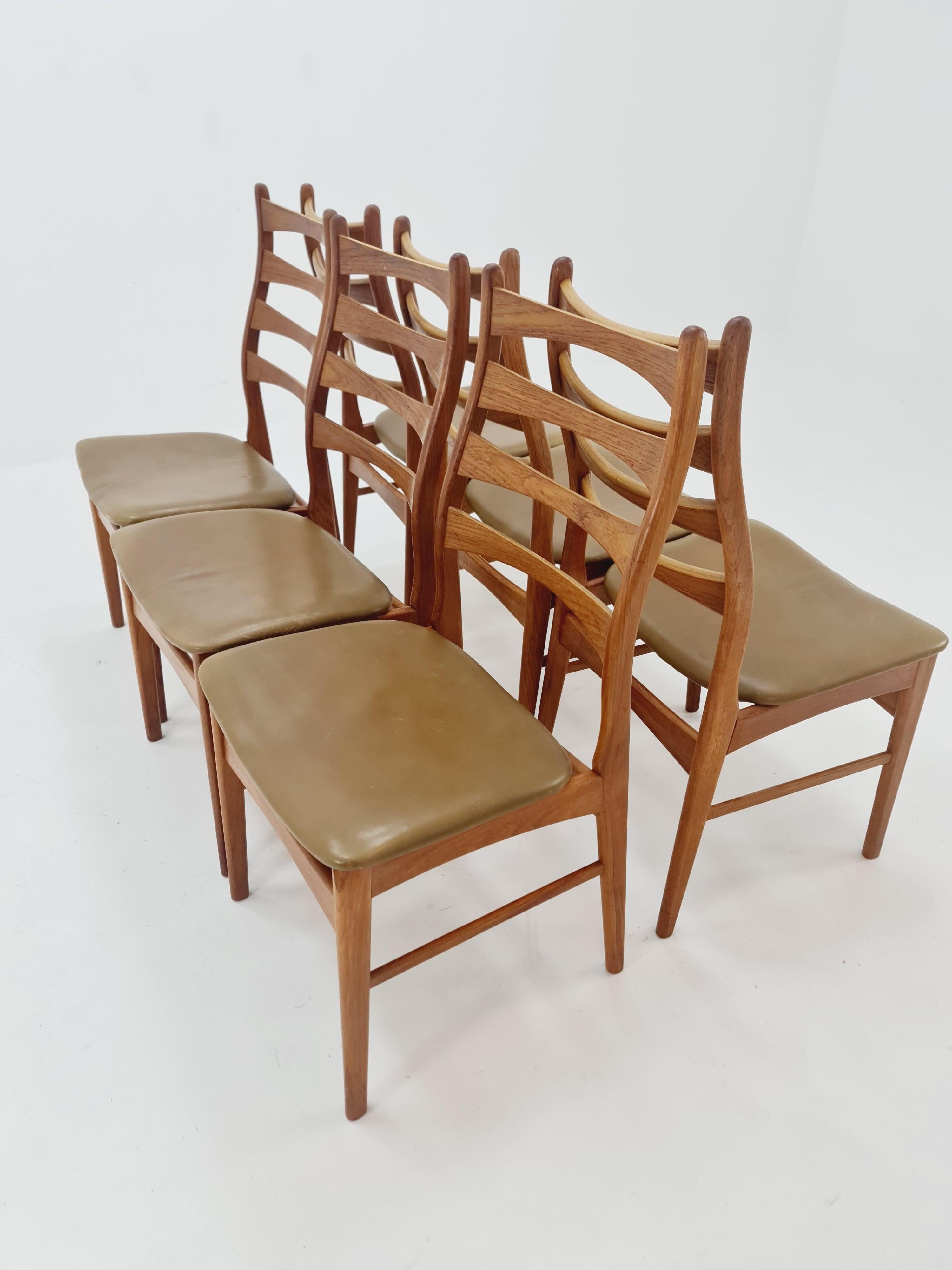 Danish teak with leather sits dining chairs by Viborg stolfabrik, set of 6 For Sale 7