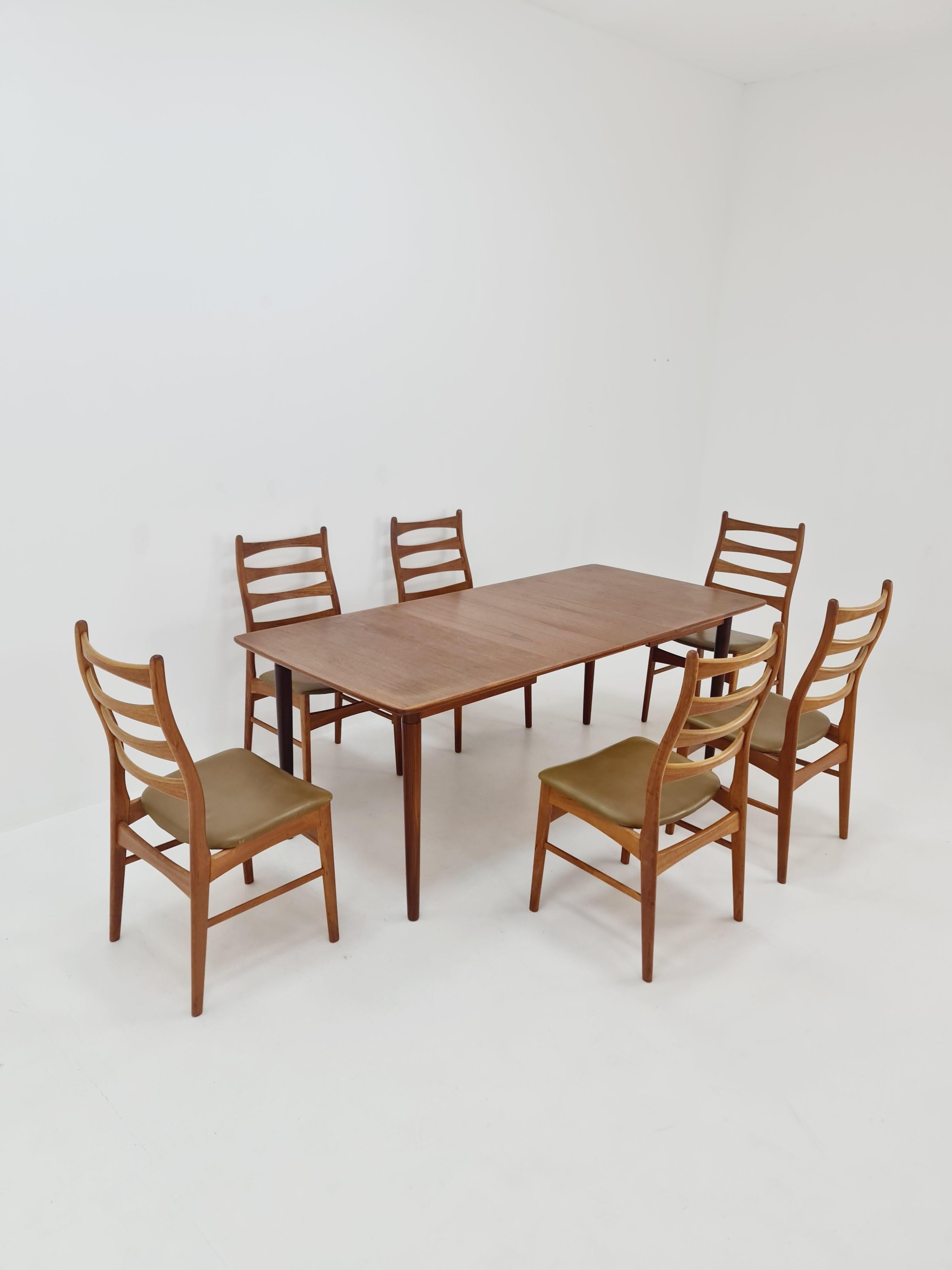 Danish teak with leather sits dining chairs by Viborg stolfabrik  1960s, set of 6


The chair frames are made from solid teak and and are in great condition.

Made in Denmark in the 60s

Dimensions:
Width: 44  cm
Depth: 42 cm
Height: 92  cm
Seat
