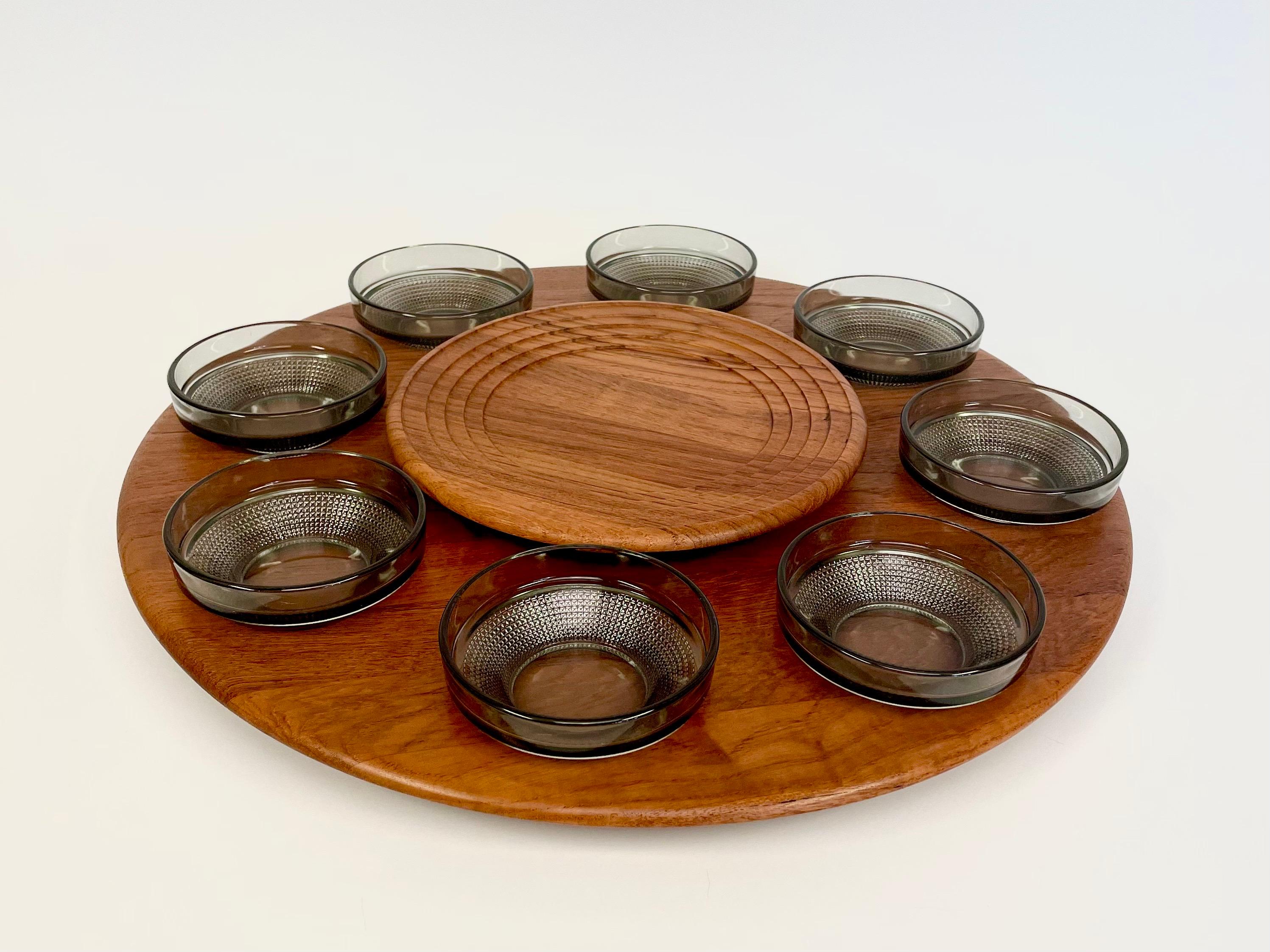 This is the 1960s Danish rare 51 cm wide teakwood “Lazy Susan” serving plate by Digsmed.

It comes with the not so often occurring diameter 51 cm. This model has a well-proportioned 25 cm wide center plate. Around it spins a ball-bearing carousel
