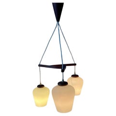 Dänische Cascade Pendelleuchte aus Teakholz mit drei Opalglasschirmen, 1970er Jahre