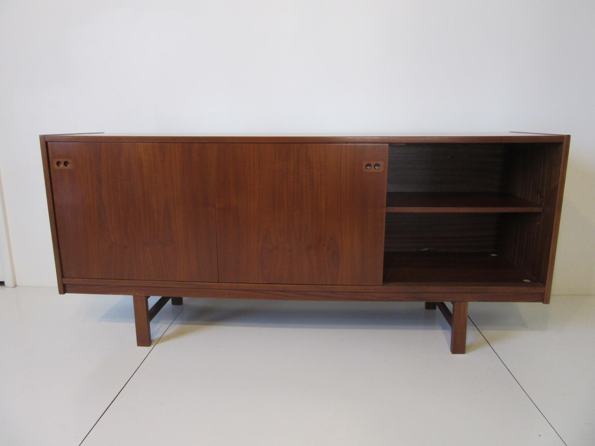 Danish Teak Wood Credenza In Good Condition In Cincinnati, OH