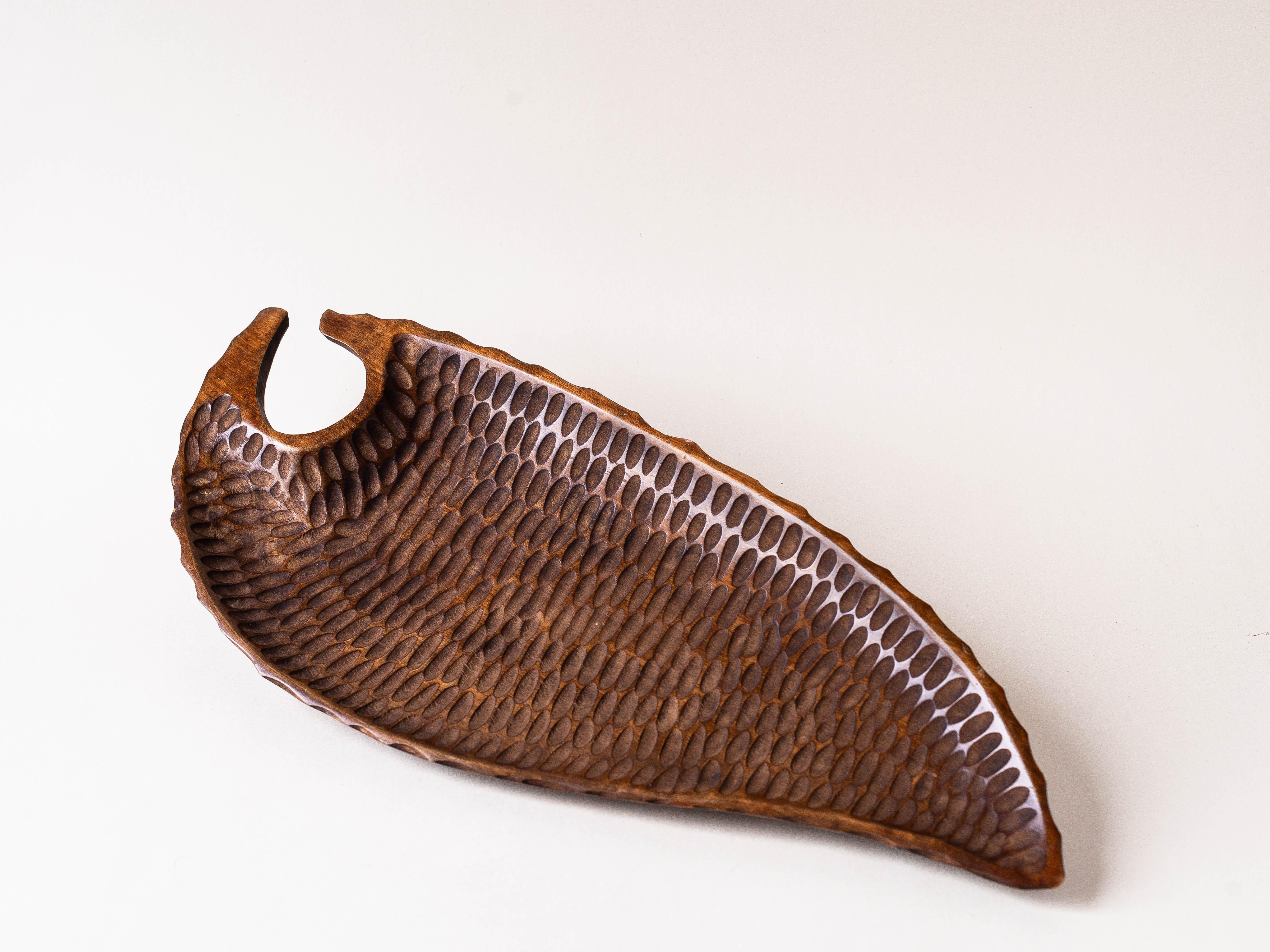 Danish Teak Wood Dish or Fruit Basket, 1970s.

Leaf shape and beautiful gouged wood work.

In very good condition !
