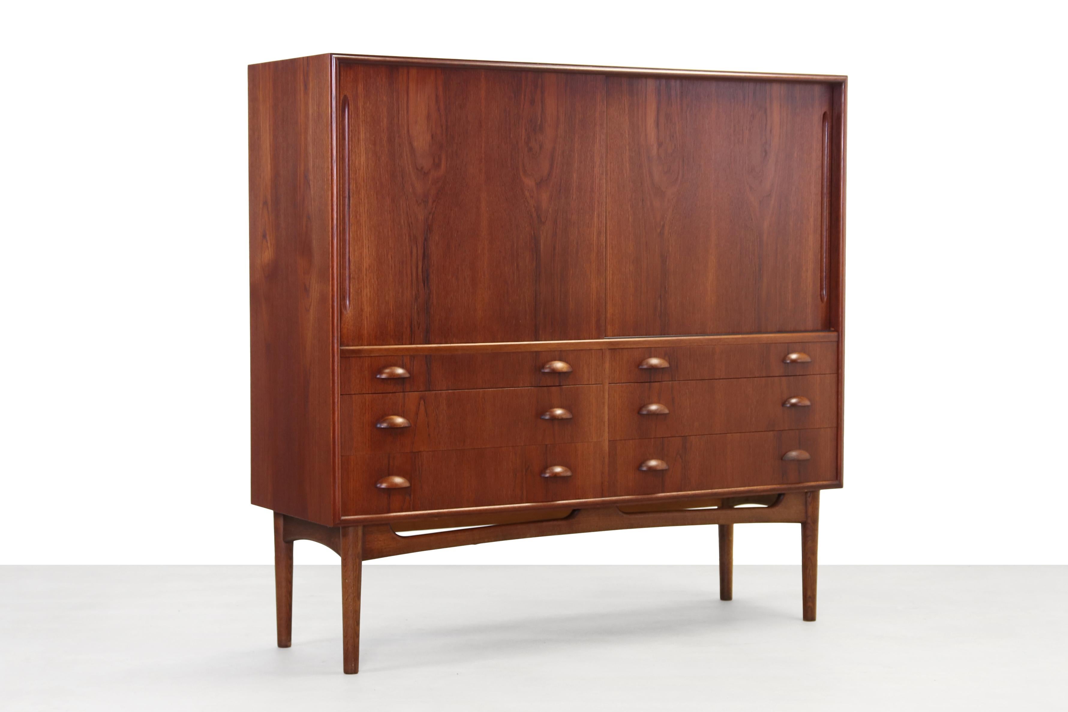 Danish Teak Mid Century Modern design Highboard, 1960's Denmark In Good Condition In Amsterdam, Noord Holland