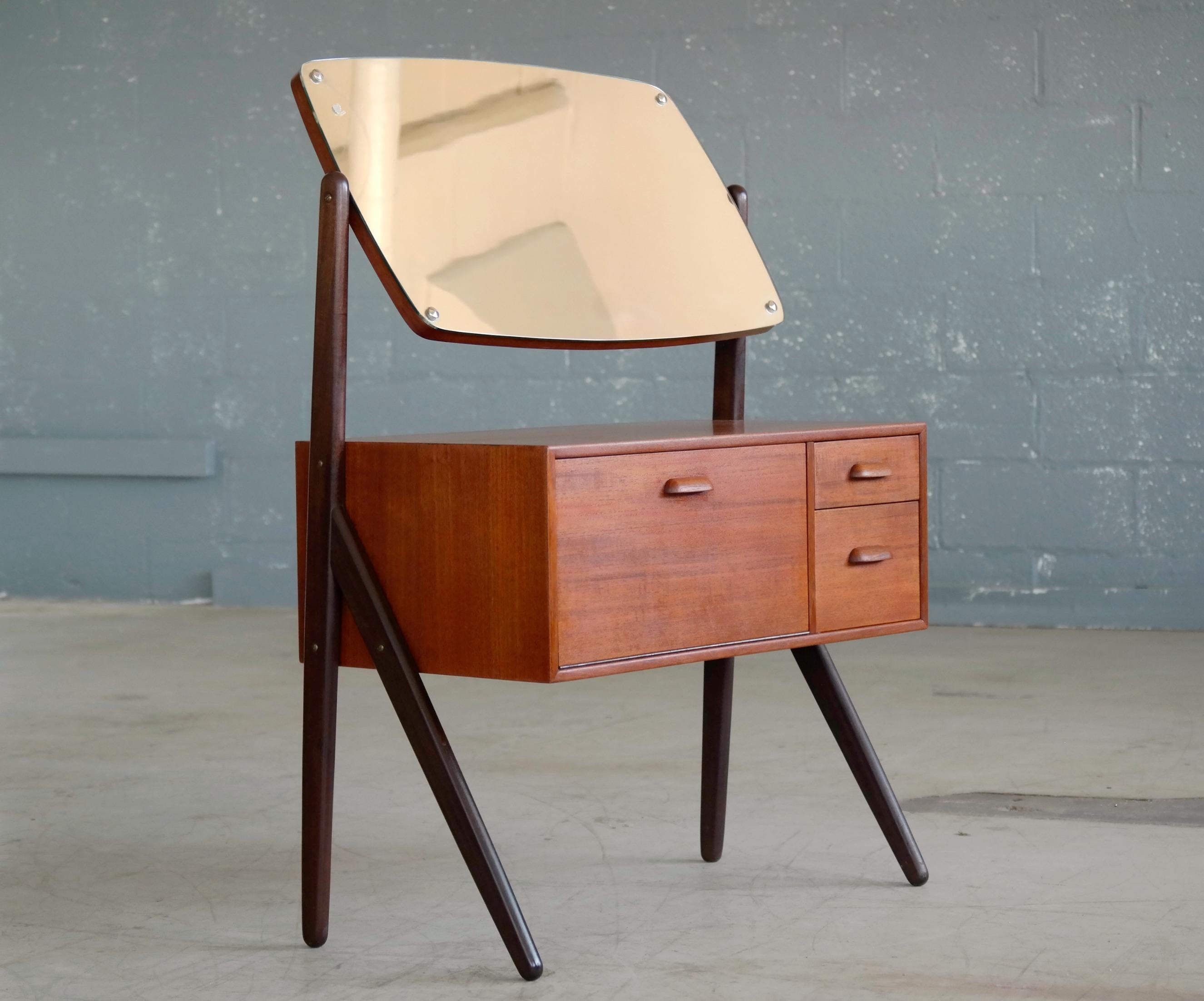 Elegant and very versatile vanity table with mirror made of solid teak and teak veneer and drawers of solid ply. Designed by Sigfred Omann and manufactured by Olholm Mobelfabrik in the early 1960s. Makers stamp on the back. Overall high quality and