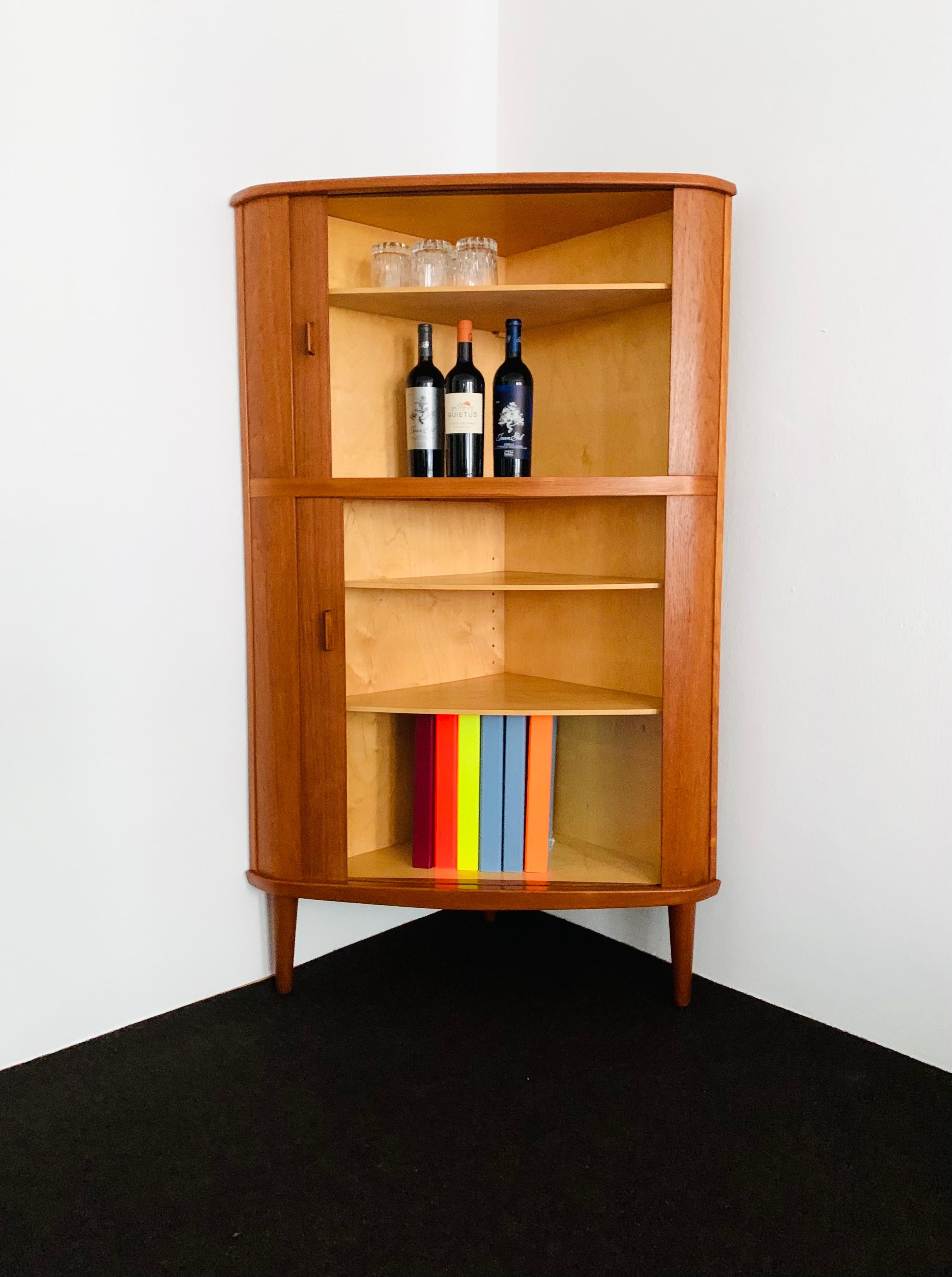Armario esquinero danés de madera de teca de Arne Hovmand-Olsen para Skovmand and Andersen en venta 3