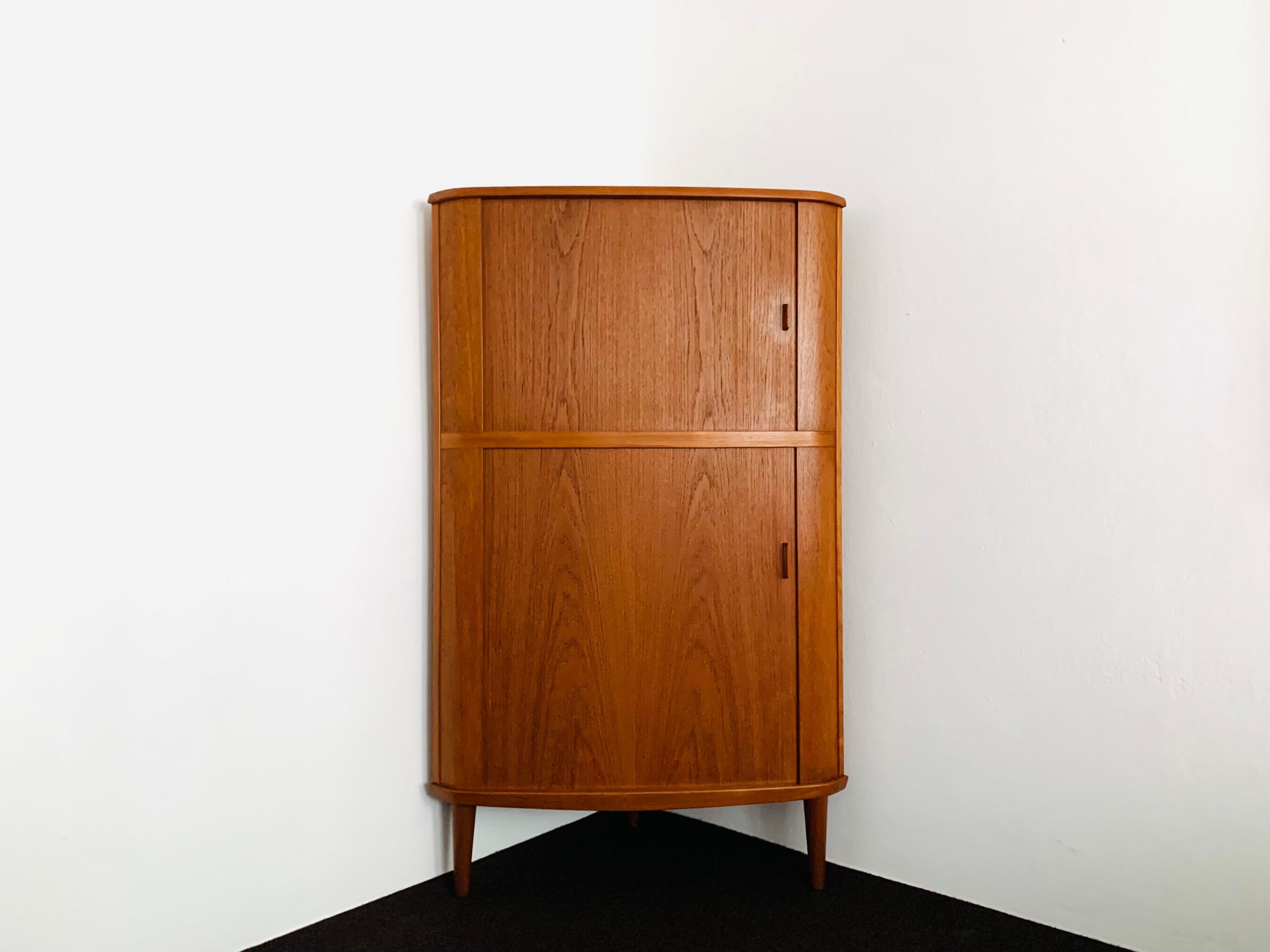 Excepcional armario esquinero danés de teca de los años 60.
Su elaboración de alta calidad y su elegante diseño hacen de este armario rinconero un auténtico favorito.

Diseño: Arne Hovmand-Olsen
Fabricante: Skovmand and Andersen

Estado:

Muy buen