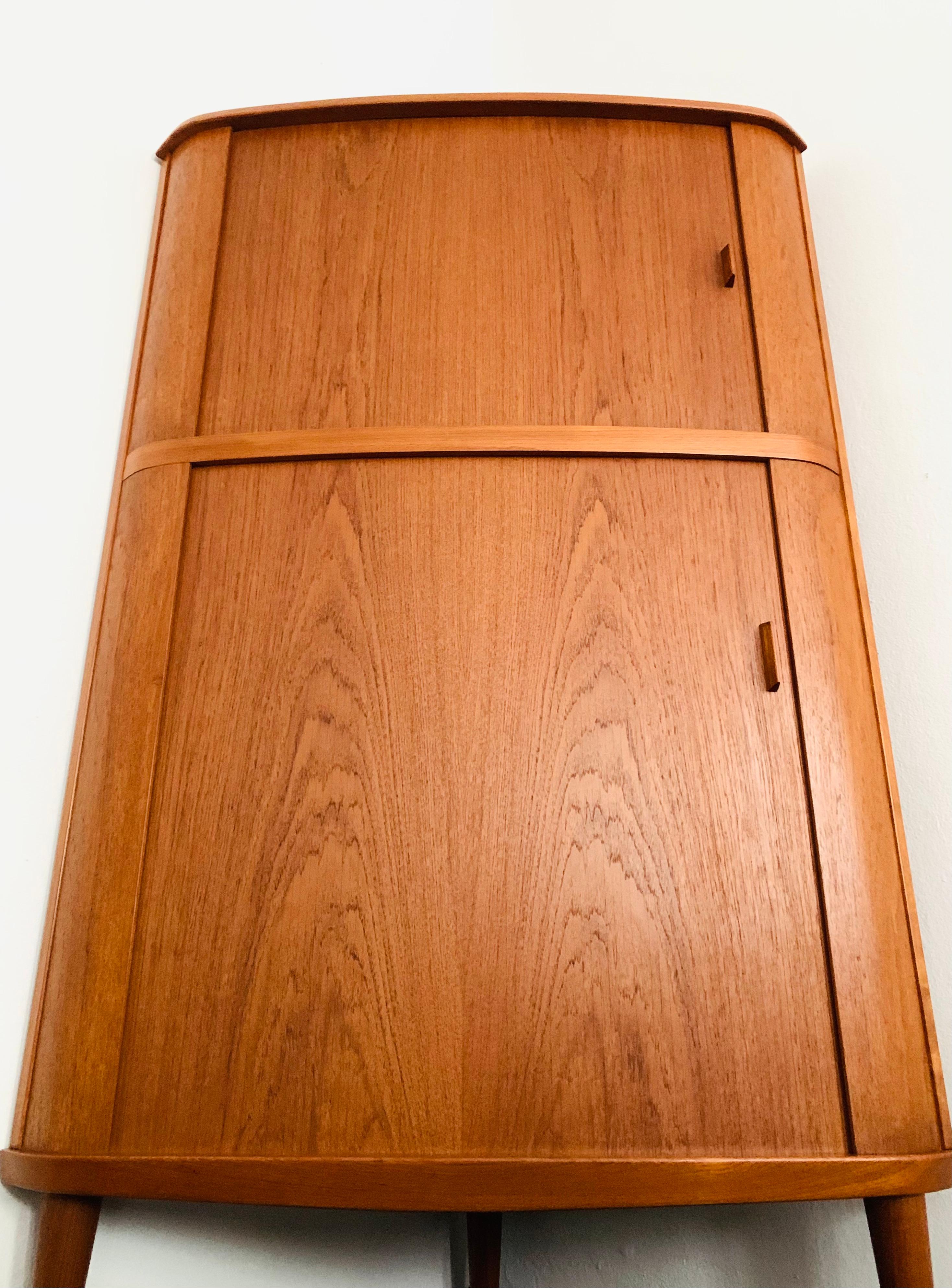 Armario esquinero danés de madera de teca de Arne Hovmand-Olsen para Skovmand and Andersen mediados del siglo XX en venta