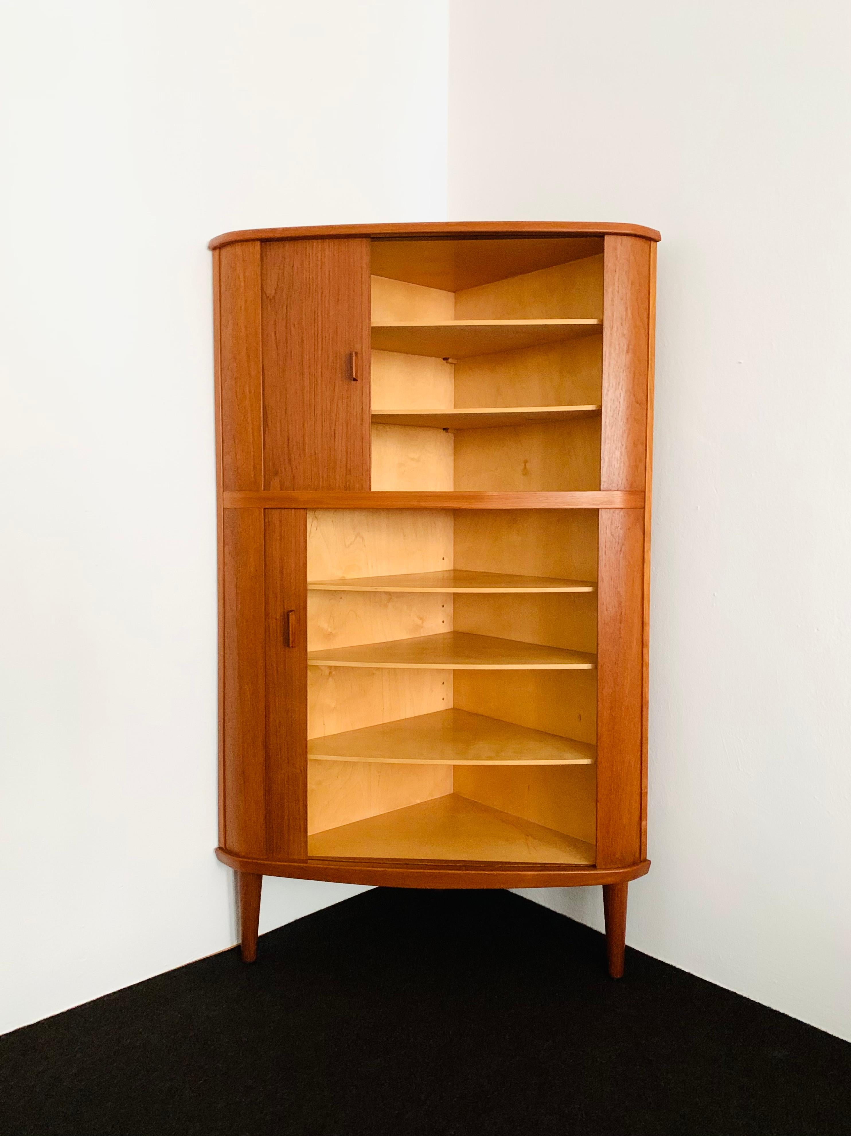 Armario esquinero danés de madera de teca de Arne Hovmand-Olsen para Skovmand and Andersen en venta 1