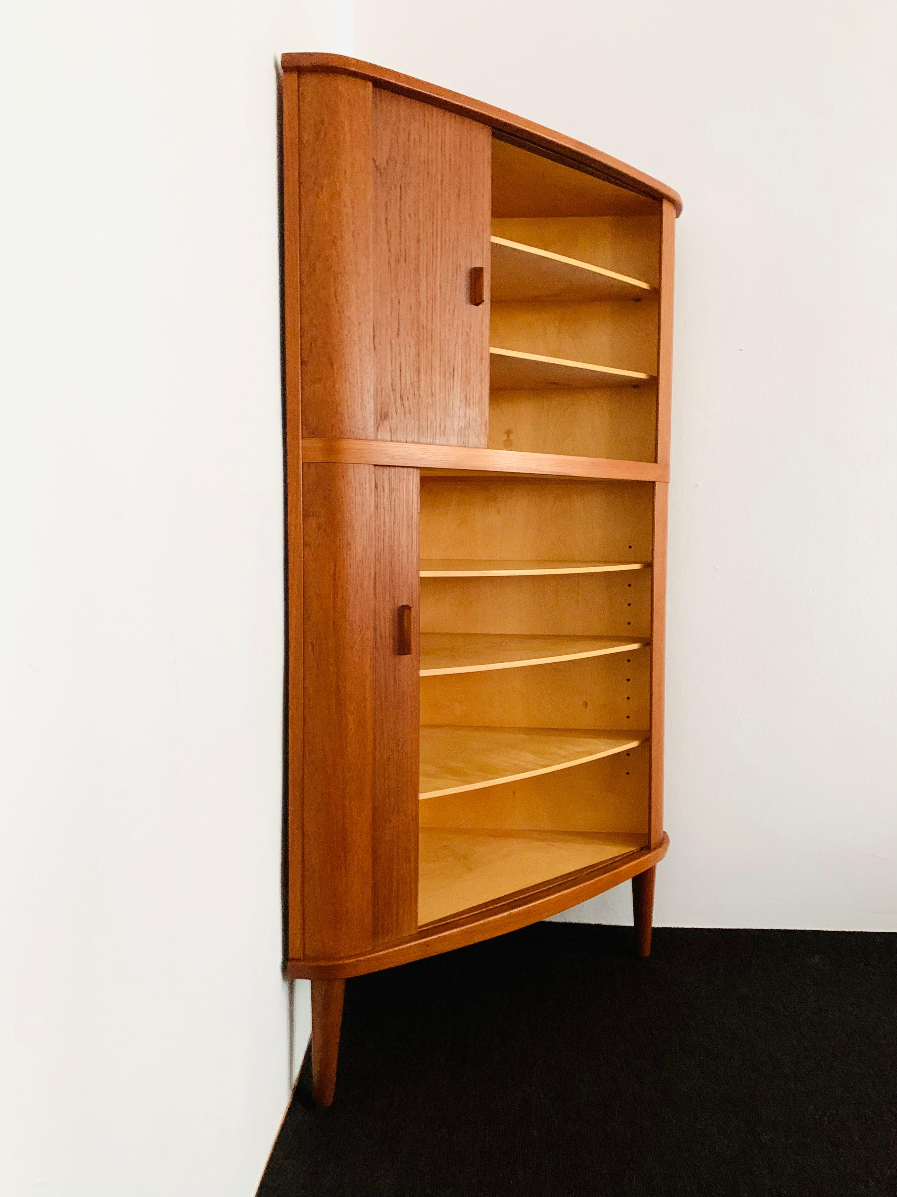 Armario esquinero danés de madera de teca de Arne Hovmand-Olsen para Skovmand and Andersen en venta 2