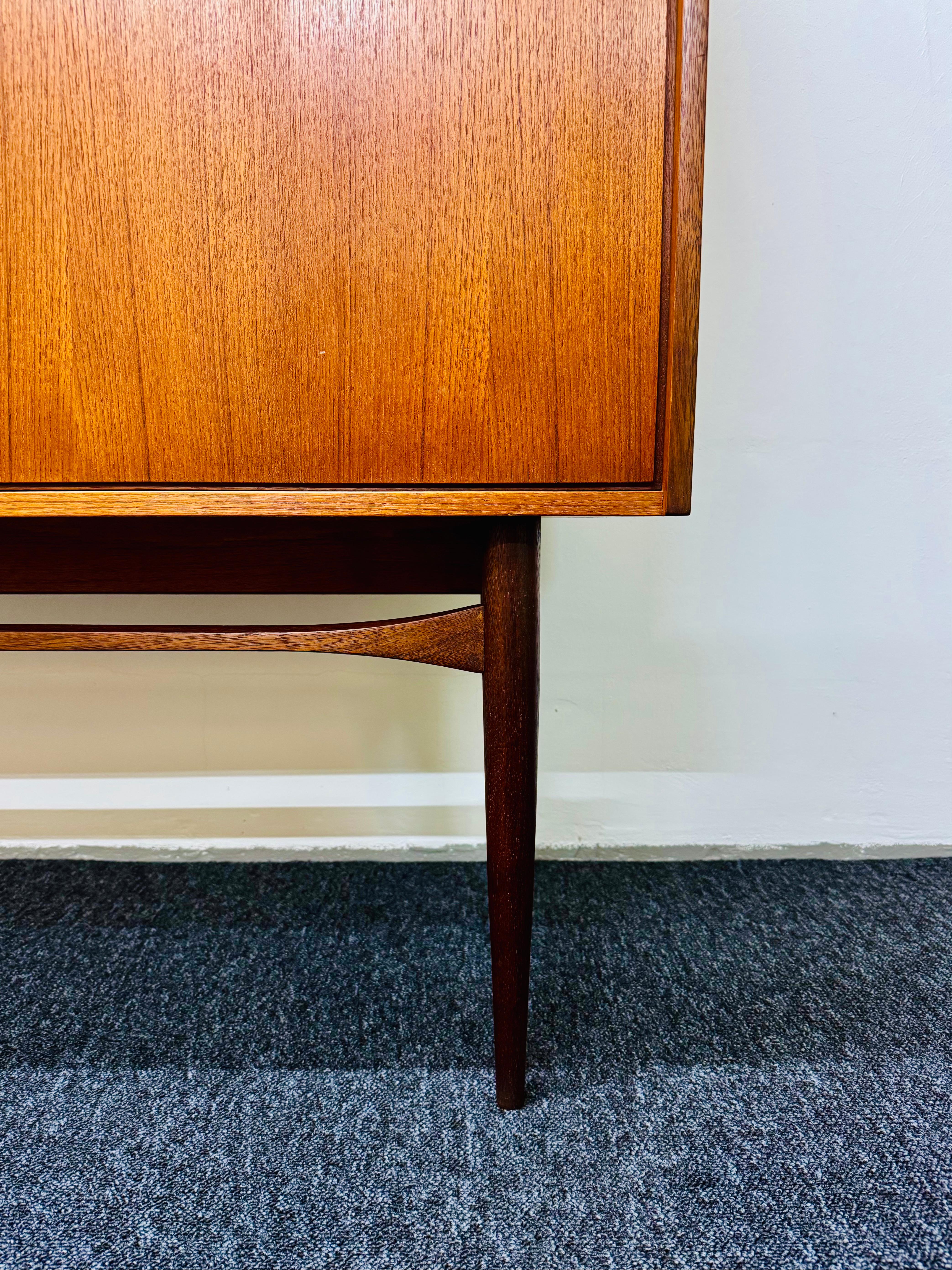 Dänisches Teakholz Highboard im Angebot 5