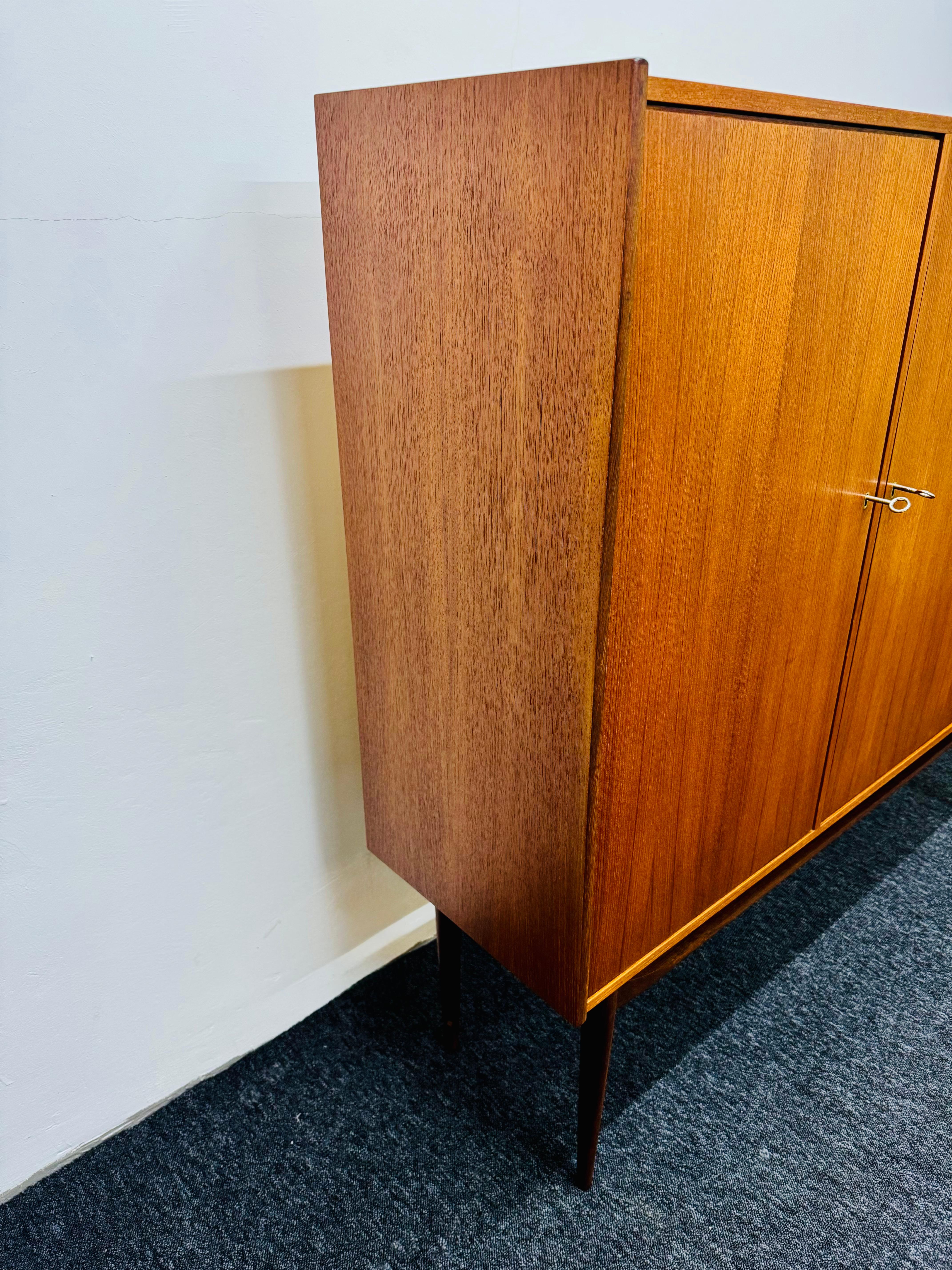 Dänisches Teakholz Highboard im Angebot 6