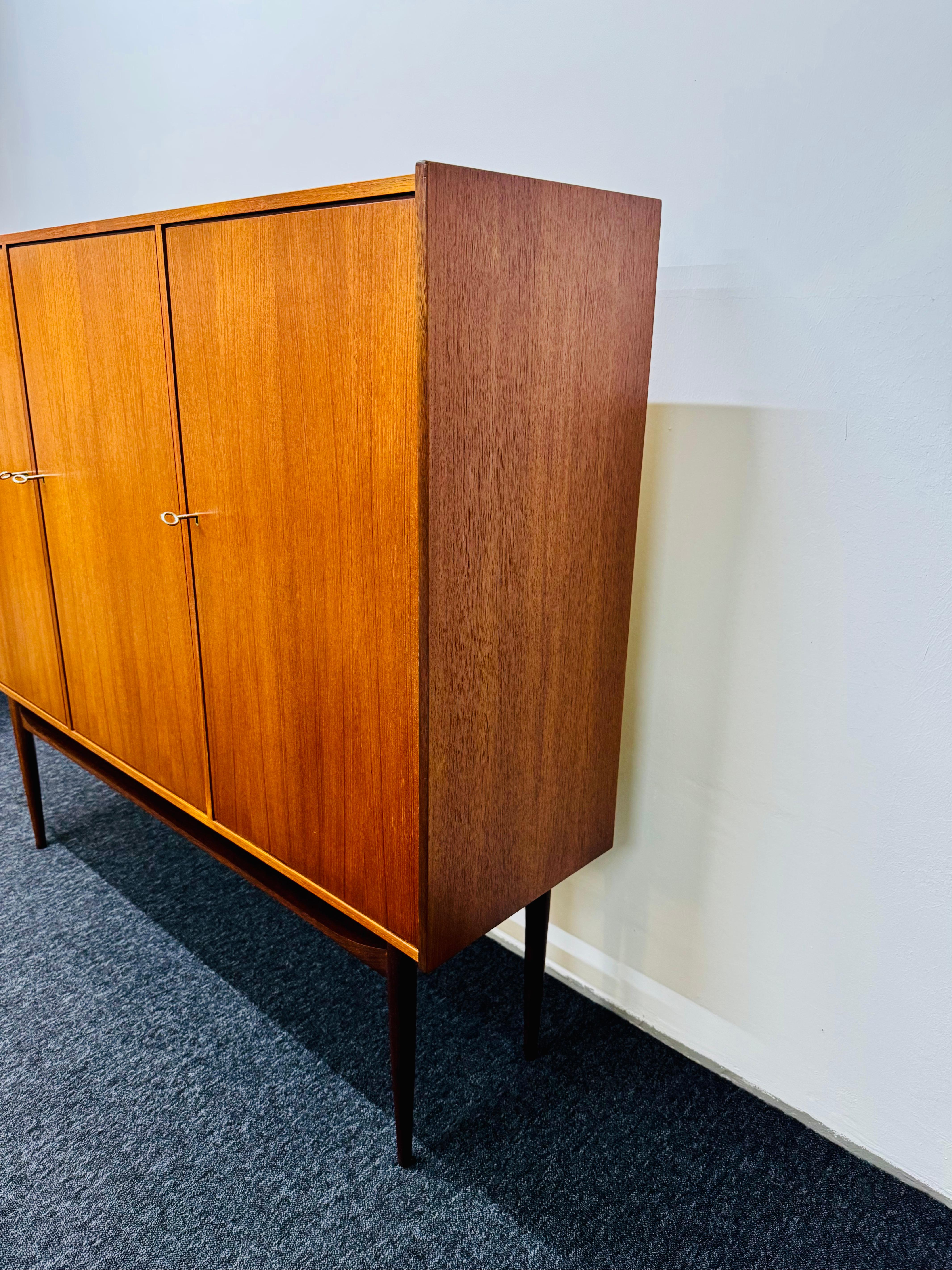 Dänisches Teakholz Highboard im Angebot 7