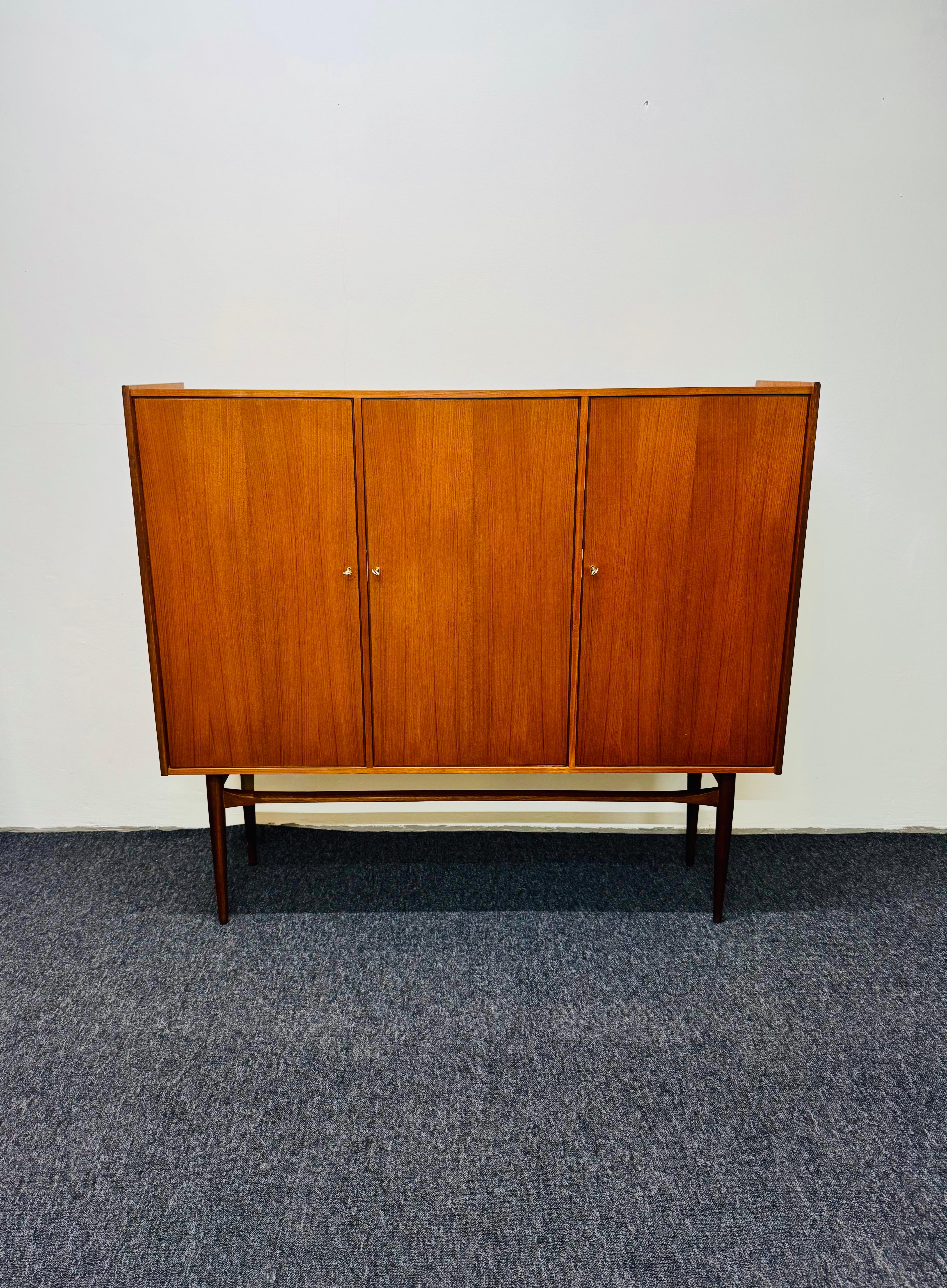 Außergewöhnlich schönes dänisches Teakholz-Highboard aus den 1960er Jahren.
Sehr hochwertige Handwerkskunst und elegantes Design.

Bedingung:

Sehr guter Vintage-Zustand mit geringen altersbedingten Gebrauchsspuren.
Die Oberfläche wurde liebevoll