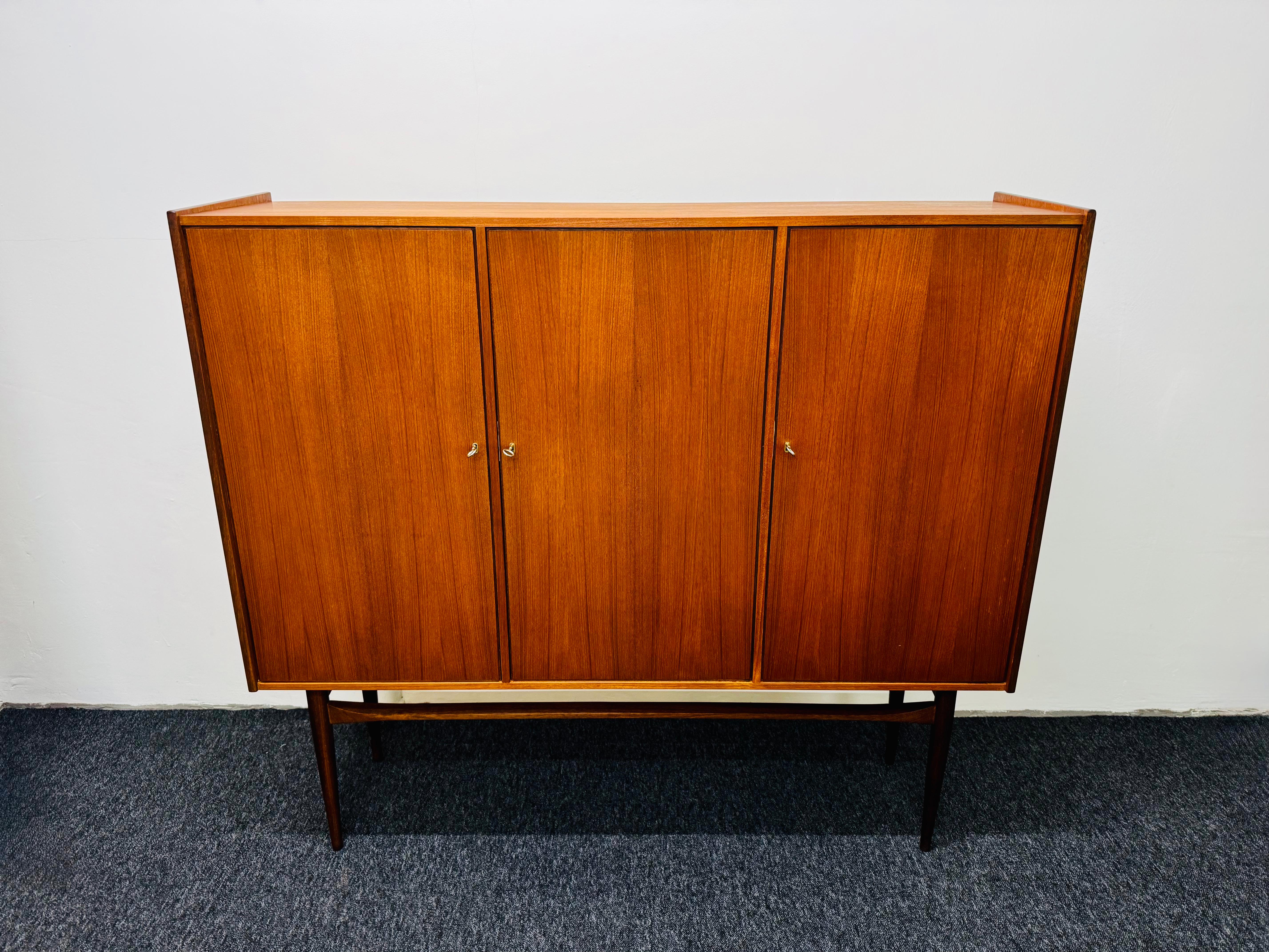 Dänisches Teakholz Highboard (Skandinavische Moderne) im Angebot