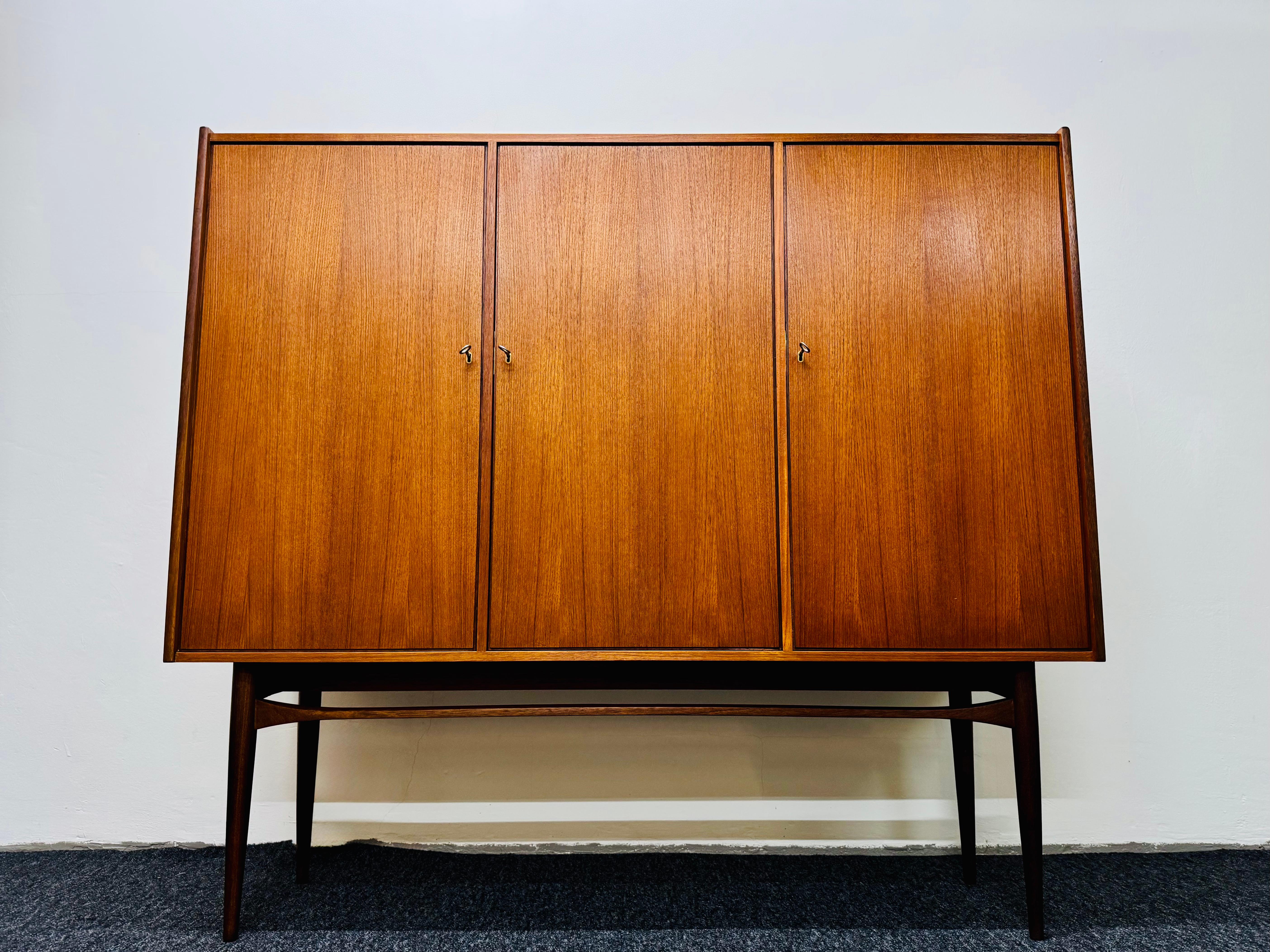 Dänisches Teakholz Highboard (Mitte des 20. Jahrhunderts) im Angebot