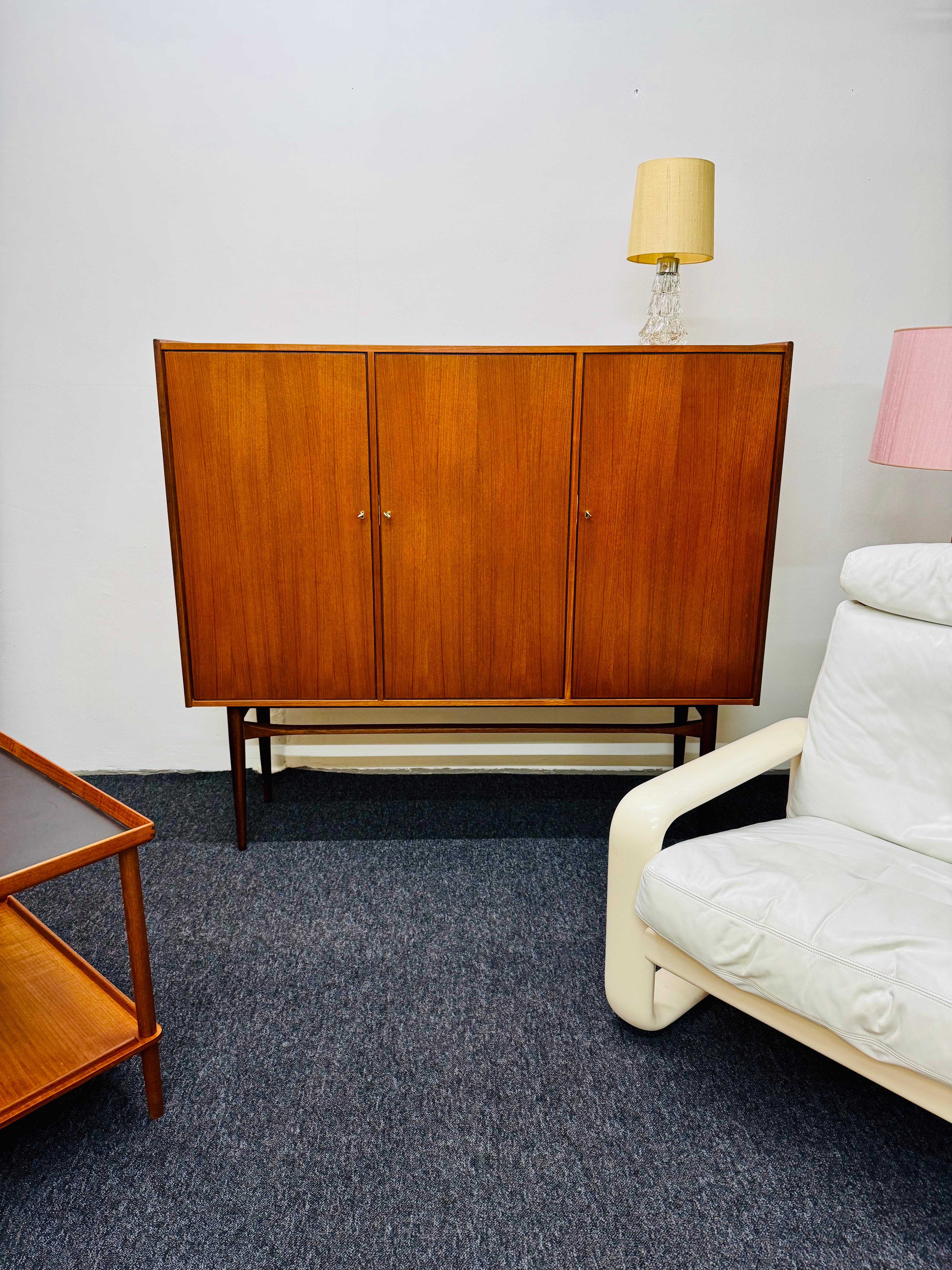 Dänisches Teakholz Highboard im Angebot 1