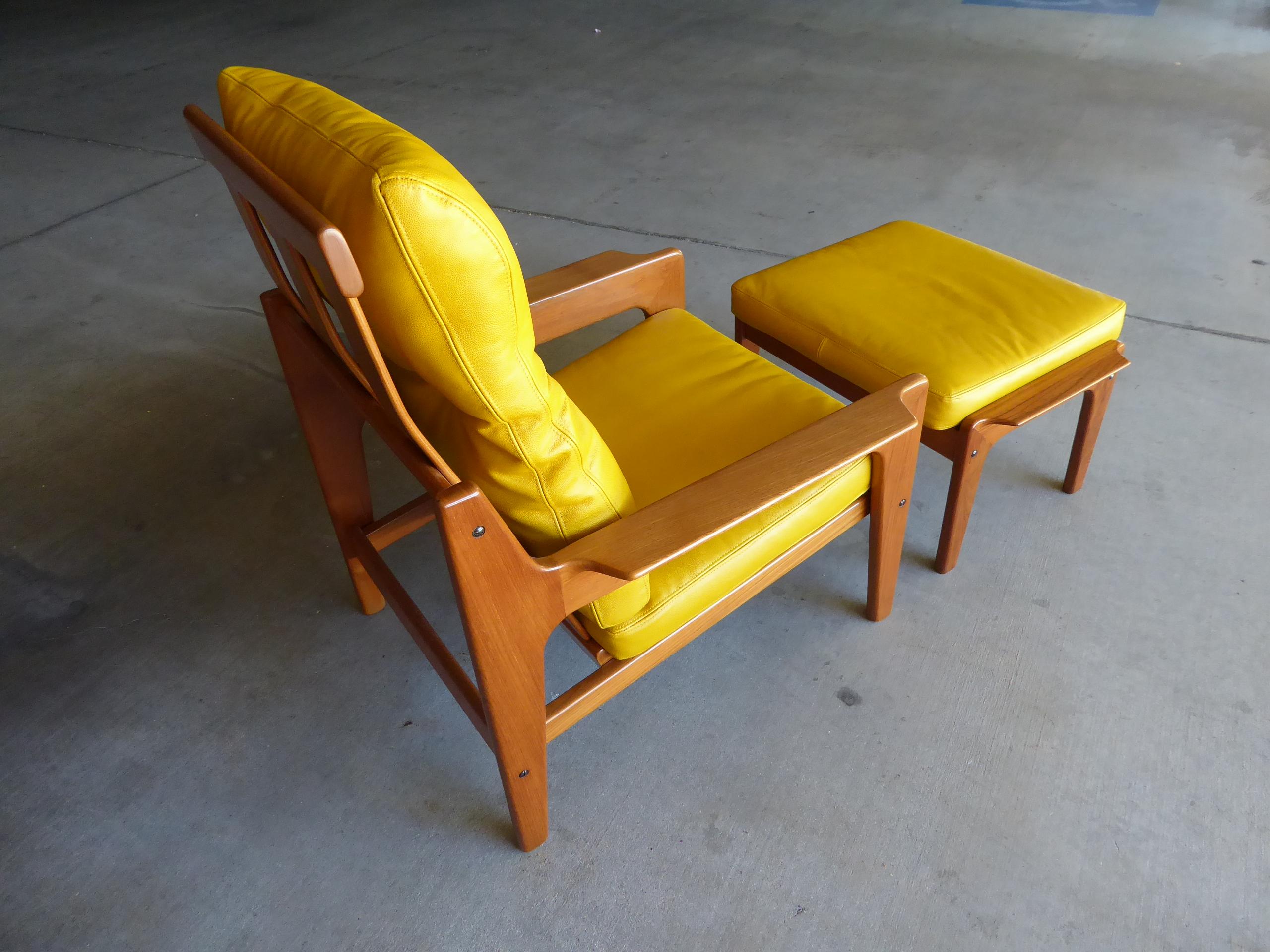 Danish Teakwood Lounge Chair and Ottoman by Arne Wahl Iversen for Komfort In Excellent Condition In Palm Springs, CA