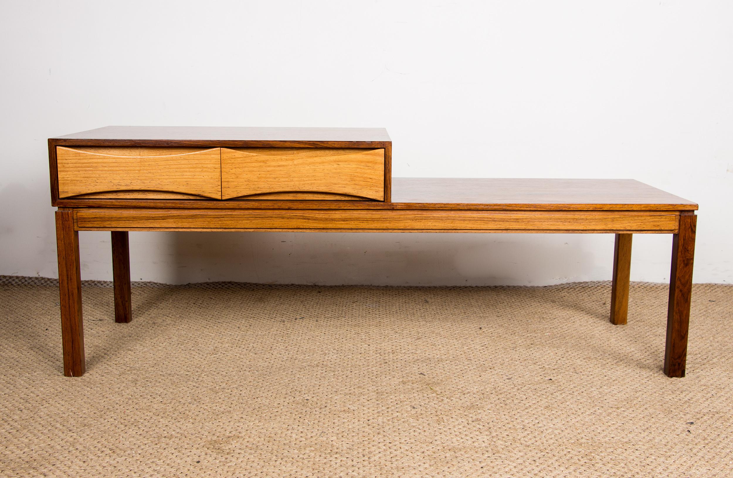 Nice little entryway piece of furniture. A bench part on the right, 2 drawers on the left. Elegant and functional.
