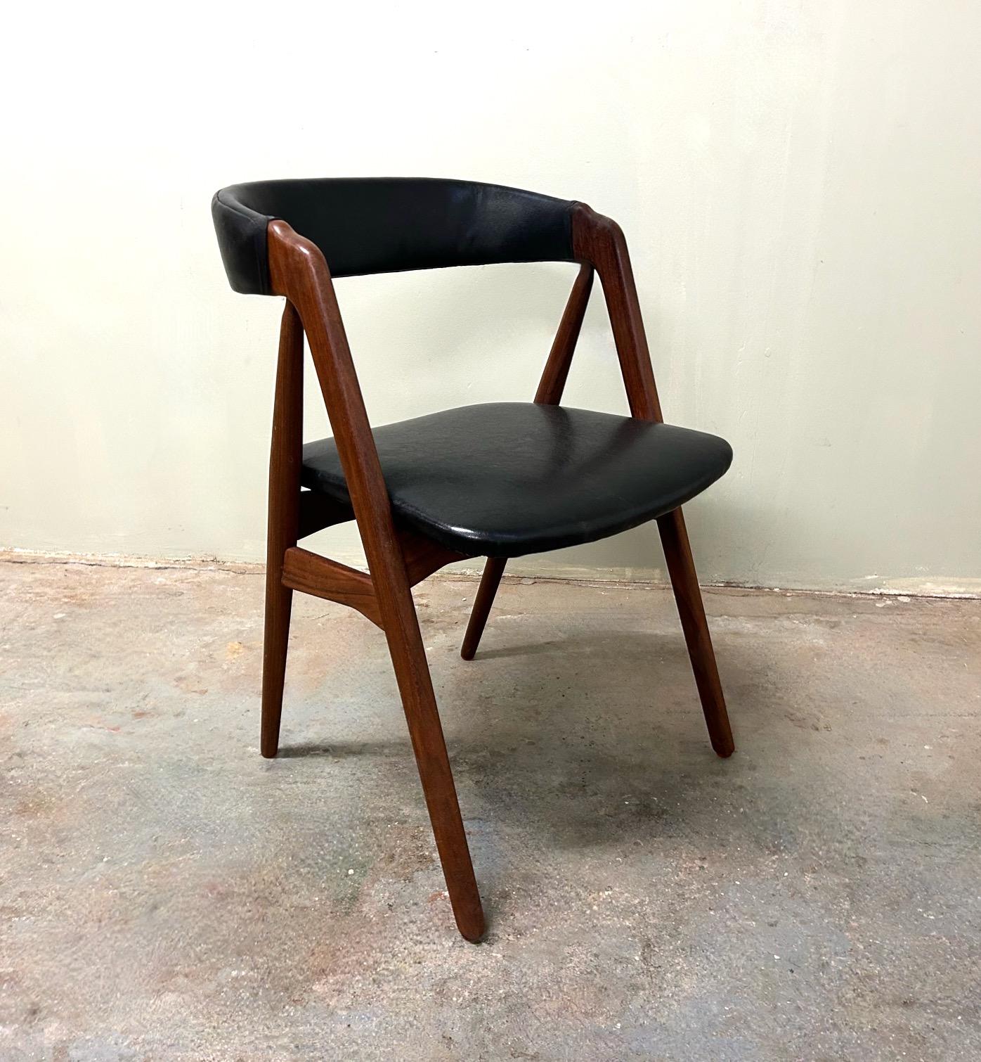 A beautiful Danish Model 205 teak & black vinyl dining / desk chair designed by Thomas Harlev for Farstrup Møbler, this would make a stylish addition to any dining area.

The chair has a wide seat pad and sculptured backrest for enhanced comfort. A
