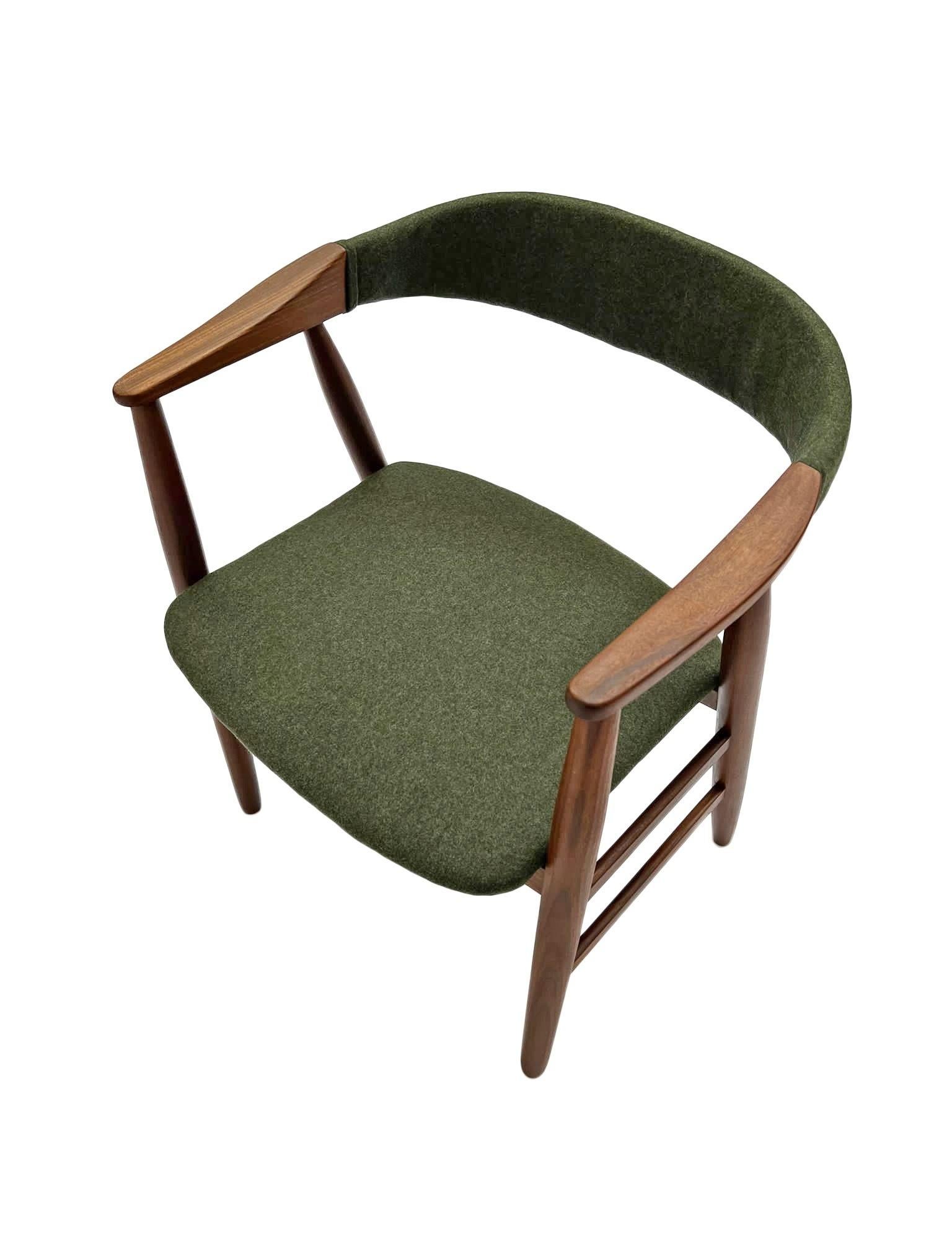 A beautiful Danish teak and green wool Model 213 desk chair designed by Thomas Harlev for Farstrup Mobler, this would make a stylish addition to any living or work area.

The chair has a wide seat and wooden sculptured armrests for enhanced