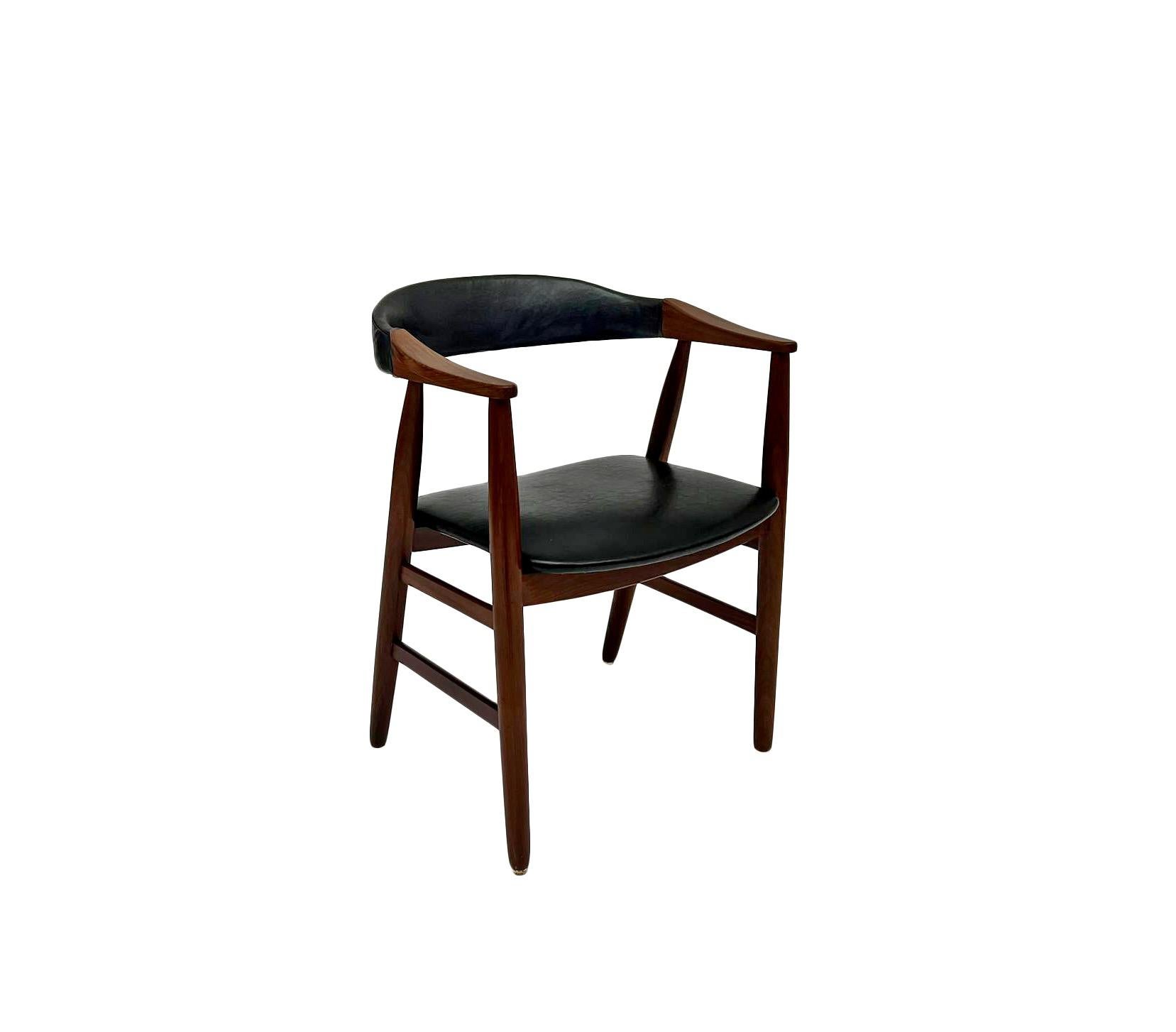 A beautiful Danish teak and black vinyl Model 213 desk chair designed by Thomas Harlev for Farstrup Mobler, this would make a stylish addition to any living or work area.

The chair has a wide seat and wooden sculptured armrests for enhanced