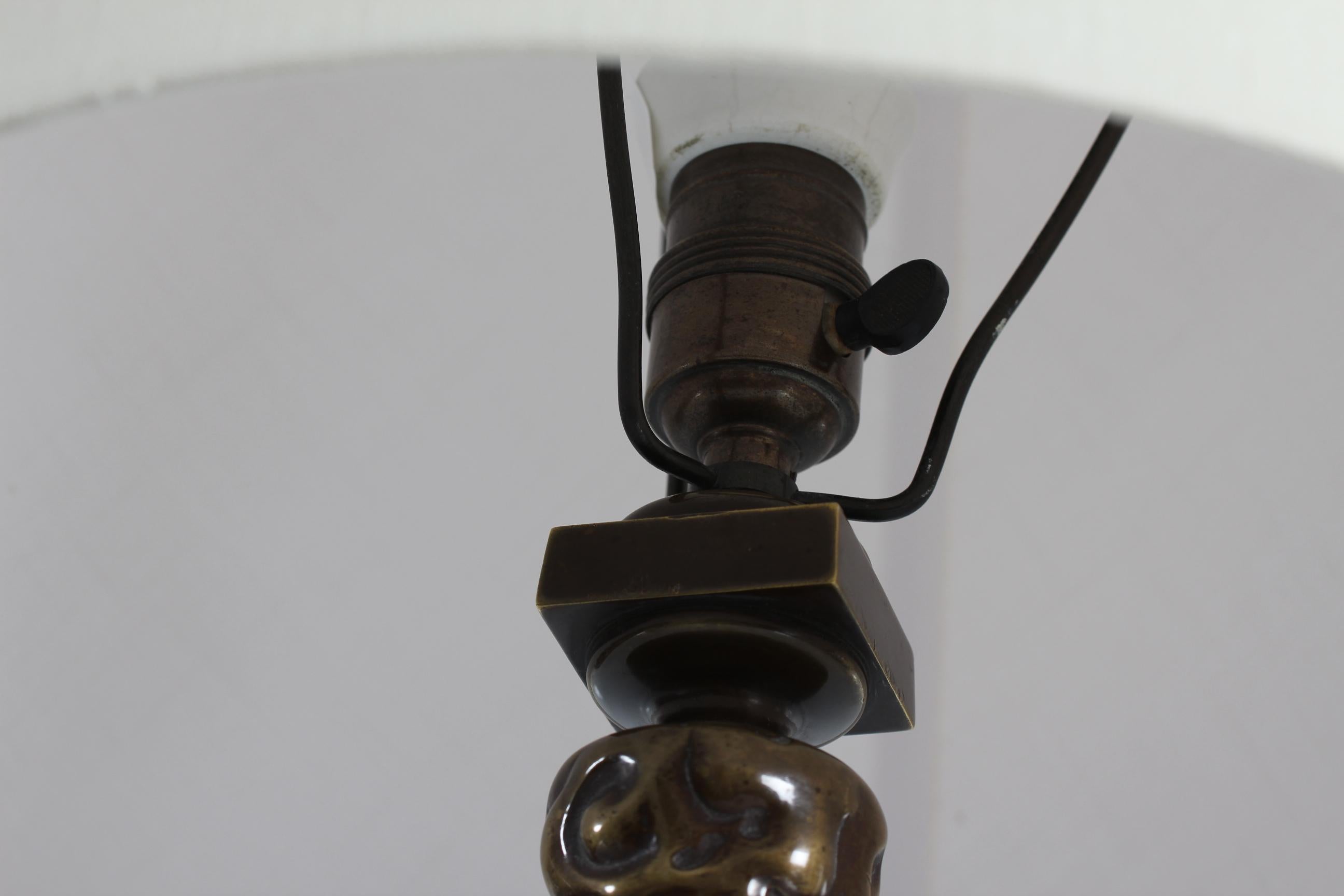 Seltene und hochwertige Jugendstil-Tischlampe, entworfen im späten 19. Jahrhundert von dem dänischen Architekten und Designer Thorvald Bindesbøll (1846-1908).
Der Lampenfuß ist aus patinierter Bronze mit typischen Bindesbøll-Ornamenten auf einer