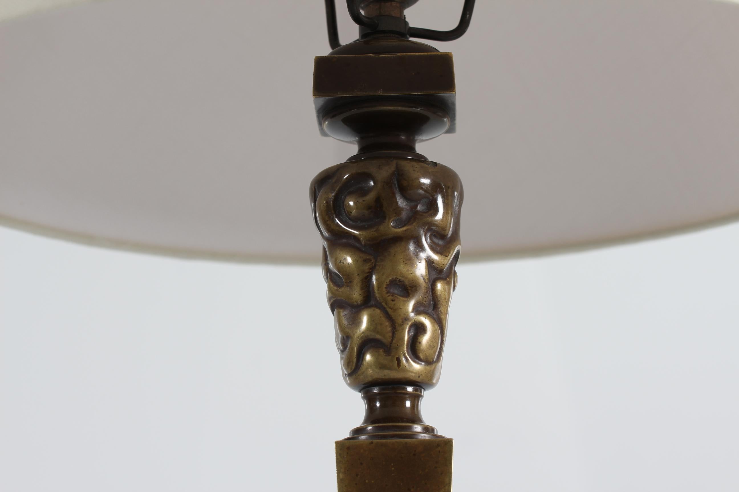 Dänische dänische Art nouveau-Tischlampe, Thorvald Bindesbll, patinierte Bronze, 1890er Jahre (19. Jahrhundert) im Angebot