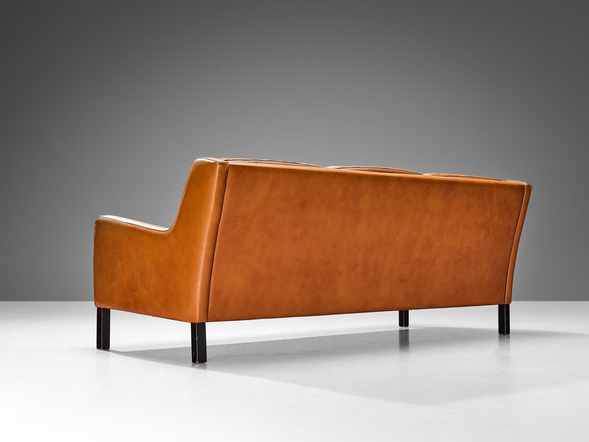 Milieu du XXe siècle Canapé danois à trois places en cuir et bois cognac des années 1960 en vente