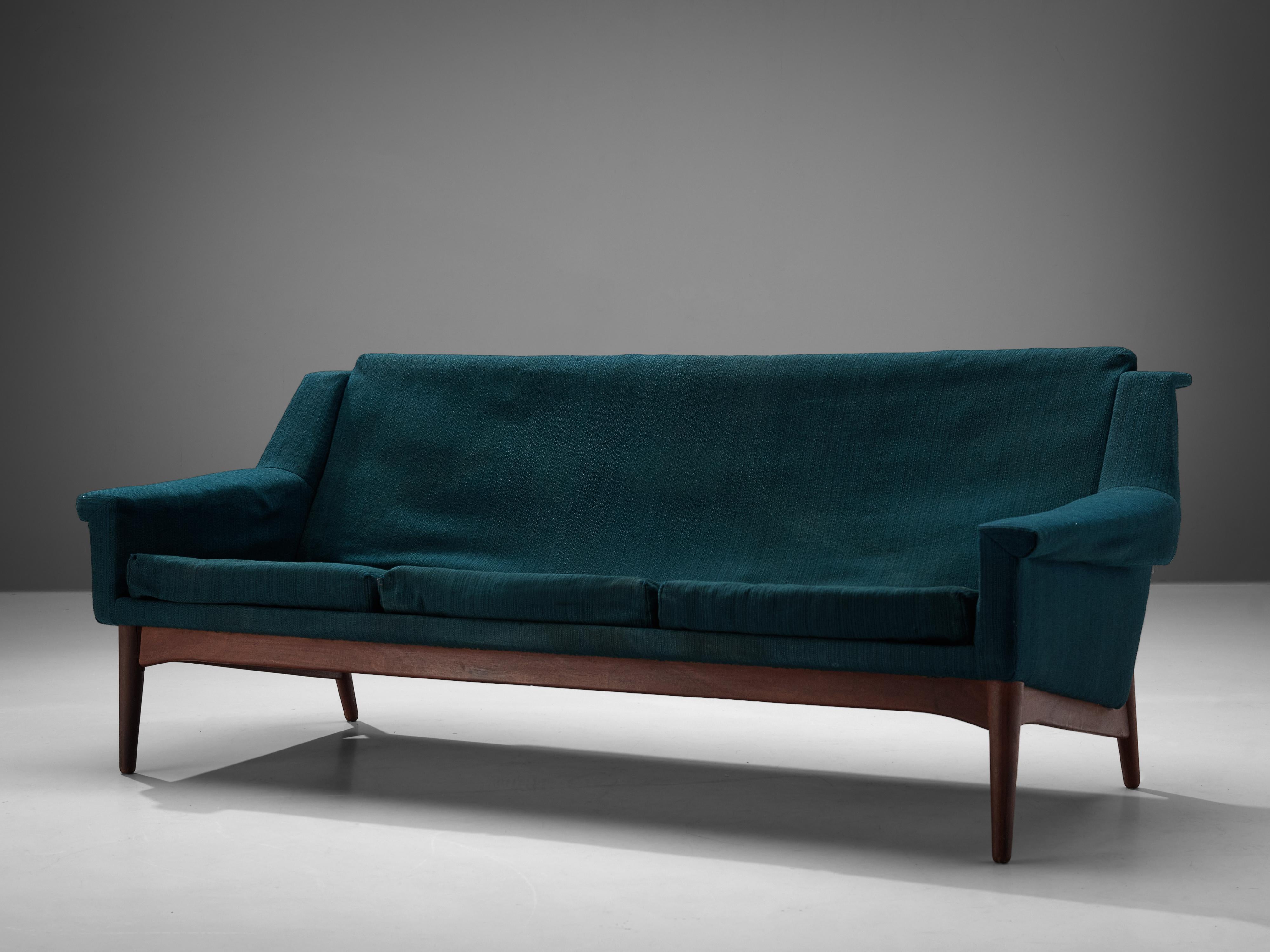 Sofa, Teakholz, Stoff, Dänemark, 1950er Jahre

Modernes skandinavisches Sofa mit schlichten, aber markanten Linien. Die Art und Weise, wie die Armlehnen nach außen gebogen sind, erinnert an die Entwürfe von Folke Ohlsson. Betrachtet man das Sofa von