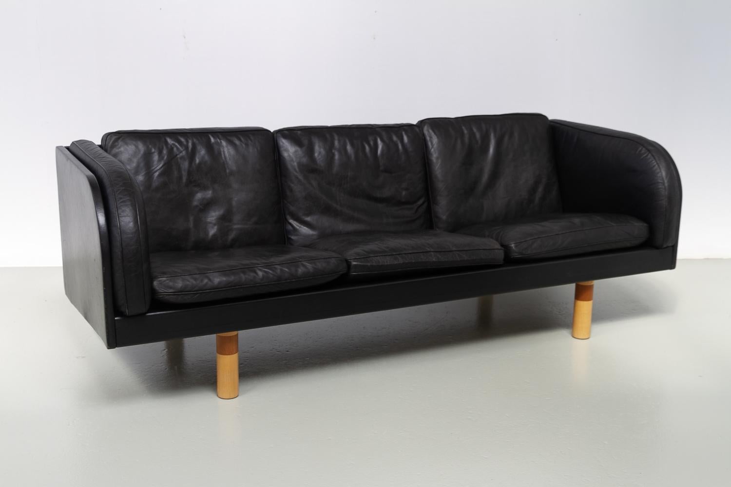 Divano danese a tre posti in pelle di Jørgen Gammelgaard, anni Settanta.

Divano scultoreo danese Mid-Century Modern a 3 posti in pelle nera Modello EJ-20-3 progettato dall'architetto danese Jørgen Gammelgaard per Erik Jørgen, Danimarca, negli anni