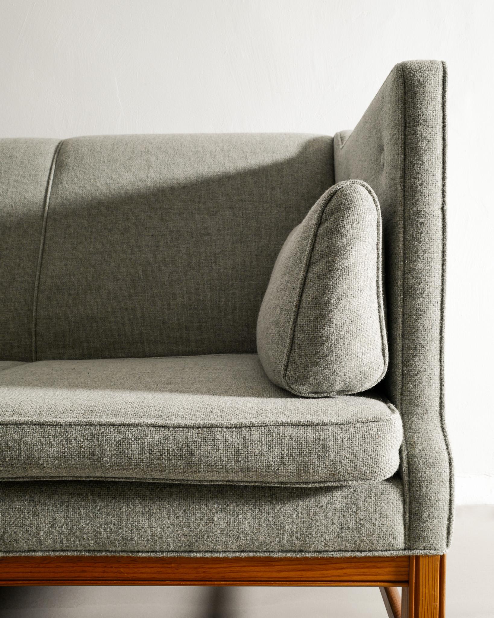Dänisches Dreisitzer-Sofa aus der Mitte des Jahrhunderts aus Kiefer und Wolle, hergestellt in Dänemark, 1960er Jahre  im Angebot 1
