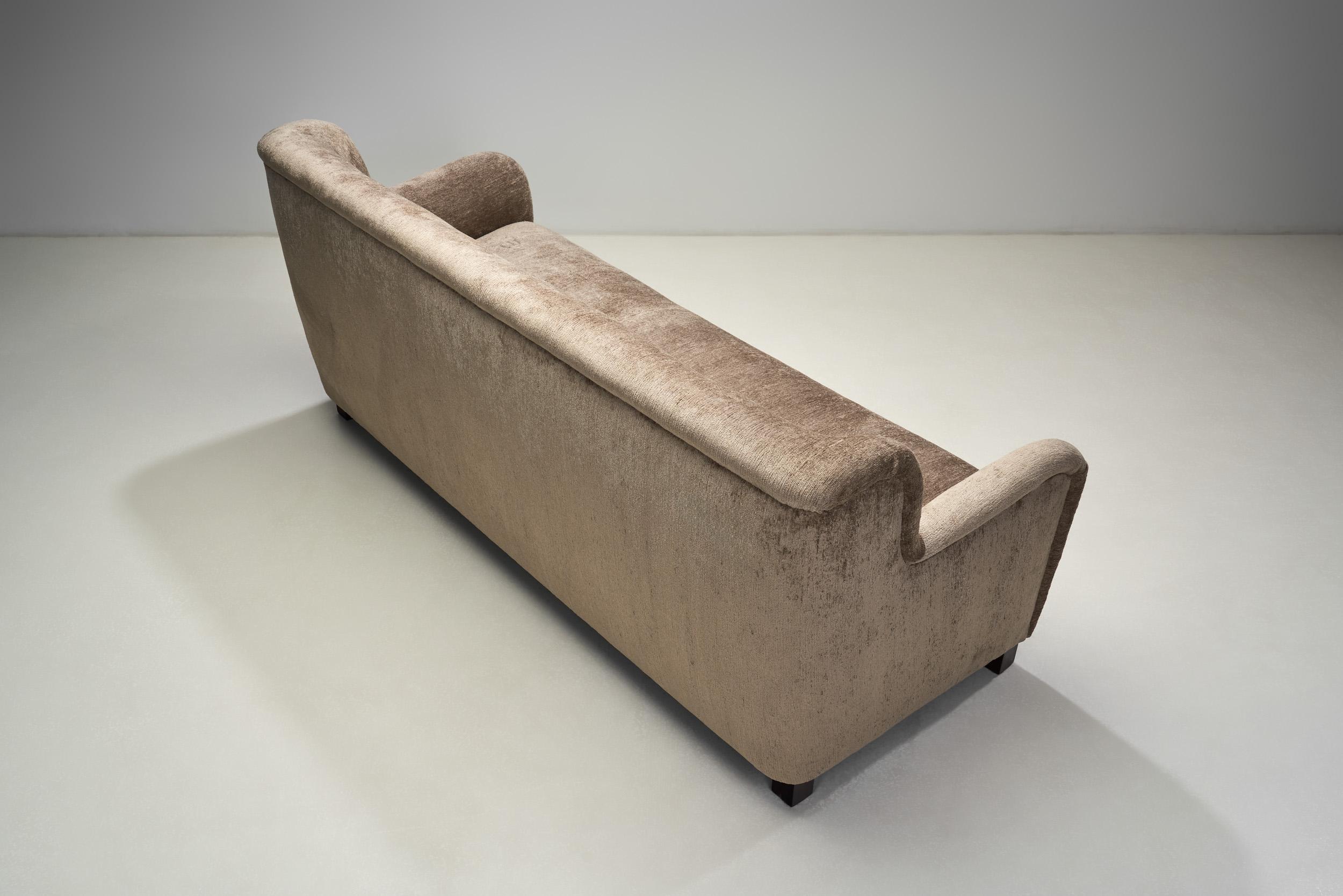 Metà XX secolo Divano danese a tre posti con gambe in Beeche macchiate, Danimarca, 1940 ca. in vendita