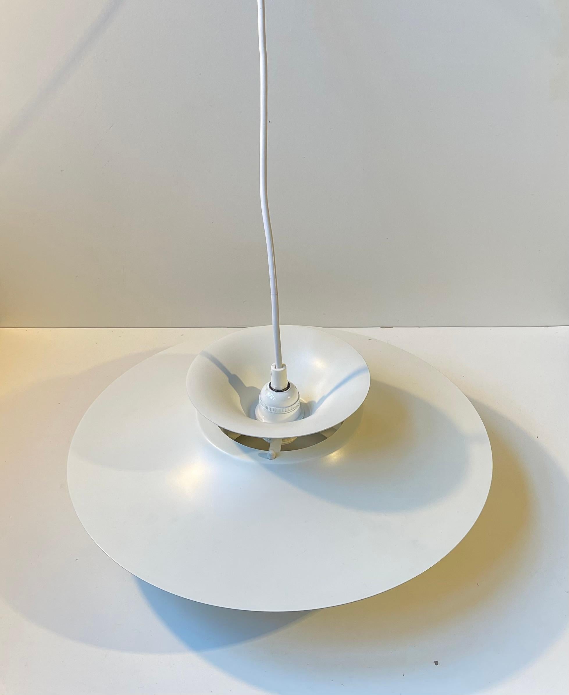 Fine XX secolo Lampada a sospensione danese a più livelli di colore bianco di Frandsen's Belysning, anni '70 in vendita