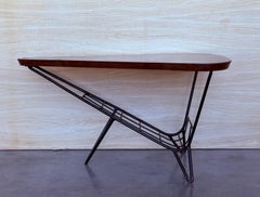 Tavolino danese triangolare con portariviste in metallo e teak, anni '60