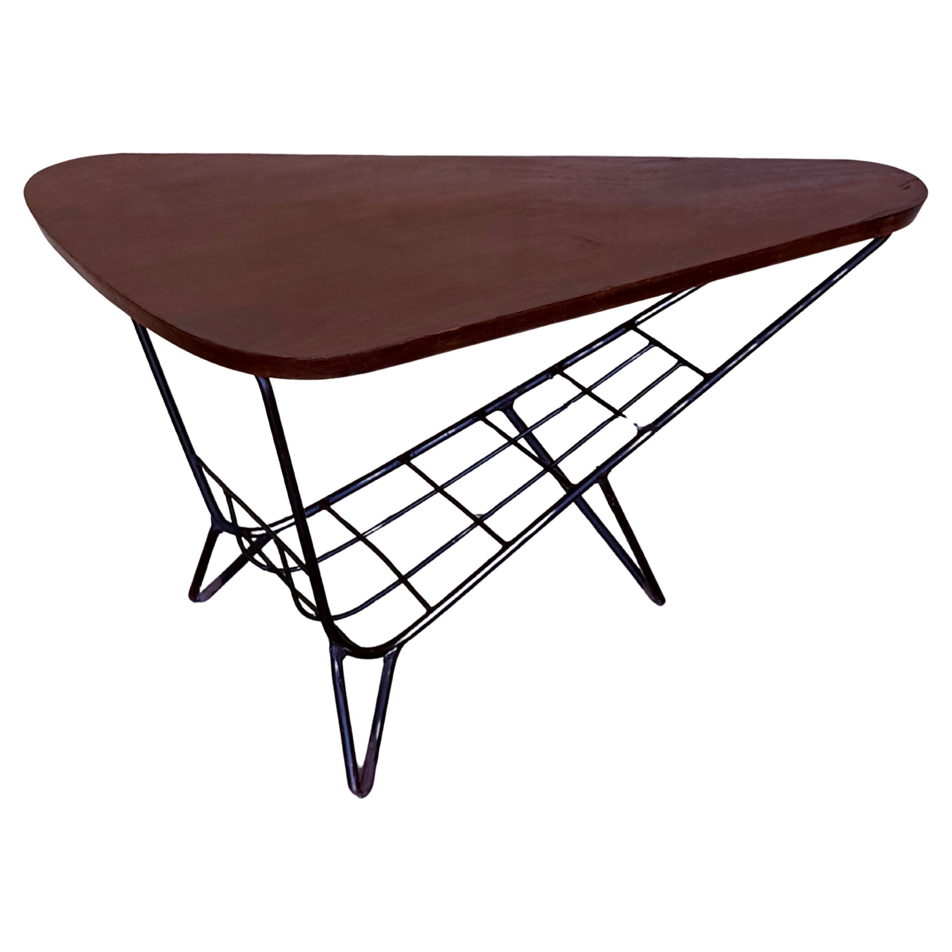 Tavolino danese triangolare con portariviste in metallo e teak, anni '60