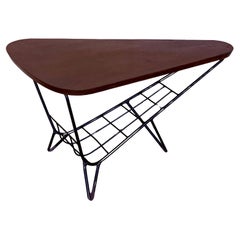 Tavolino danese triangolare con portariviste in metallo e teak, anni '60
